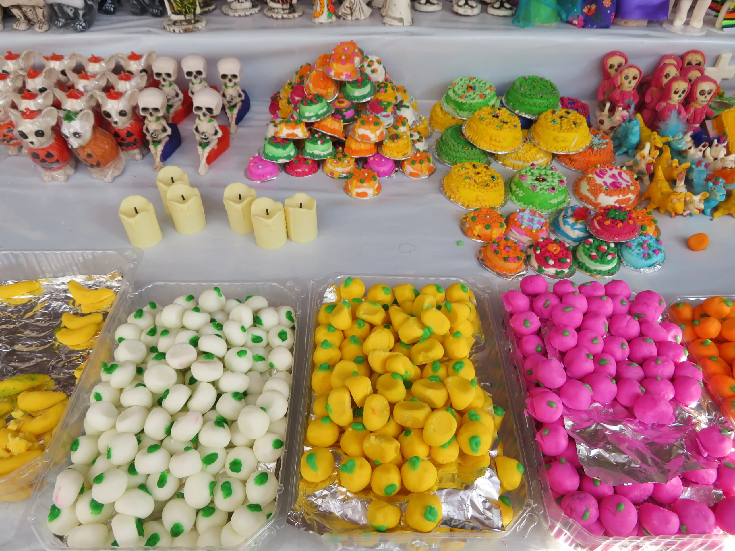 Como imagen destacada para este texto en el que hablamos de oportunidades para emprender el Día de Muertos, tenemos una imágen de un puesto de dulces de esta celebridad.