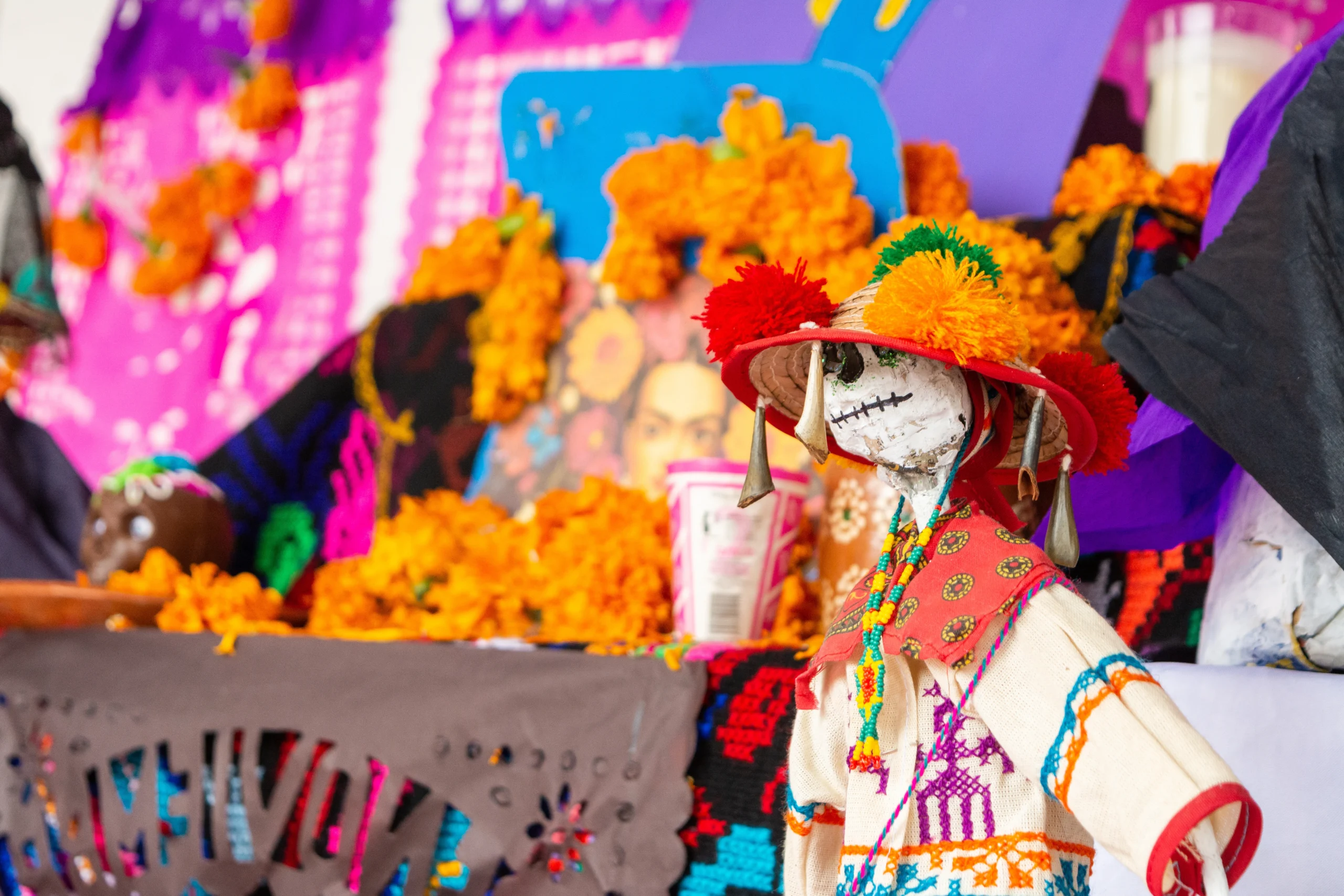 Como imagen destacada para este texto en el que hablamos de las ofrendas del Día de Muertos, tenemos una imágen ilustrativa de una ofrenda tradicional.