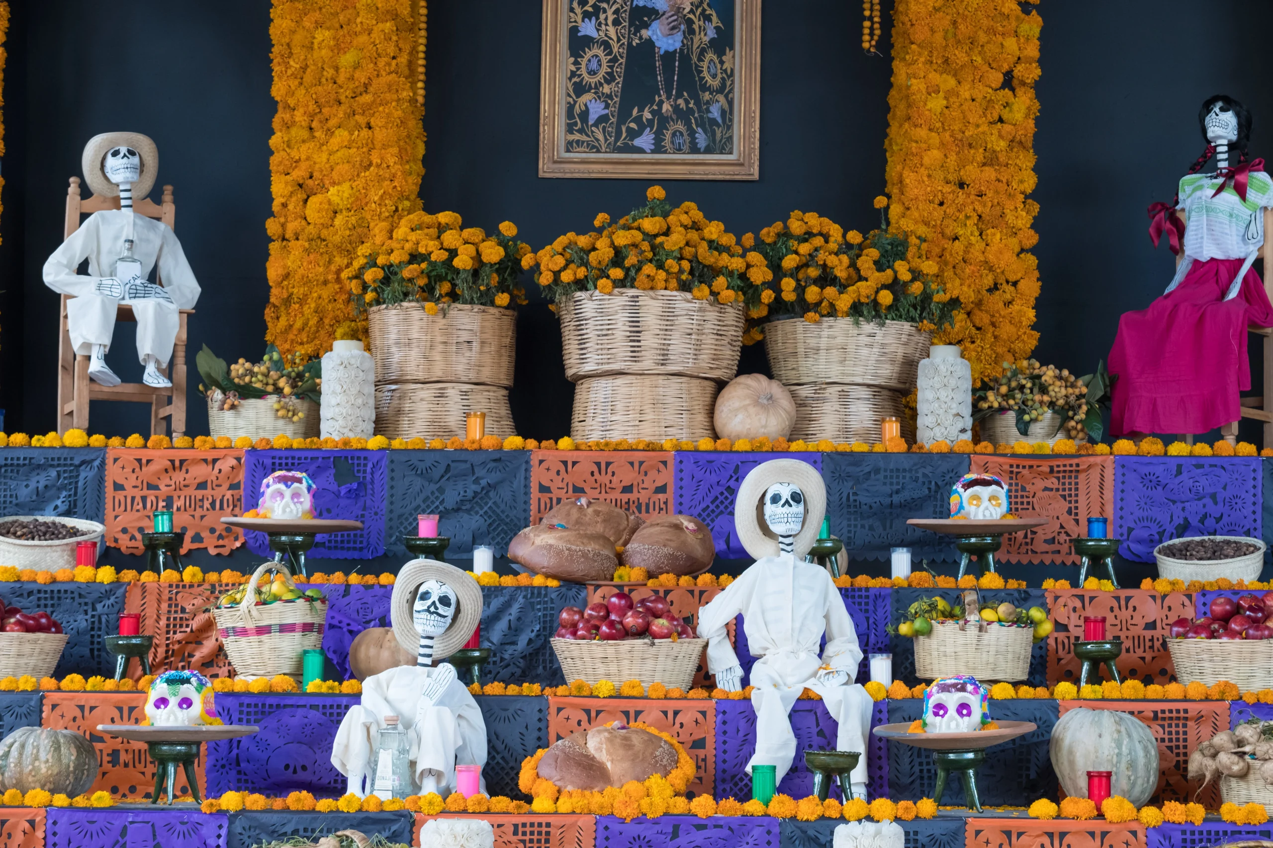 Como imagen destacada para este texto en el que hablamos de las ofrendas del Día de Muertos, tenemos una imágen ilustrativa de una ofrenda tradicional.