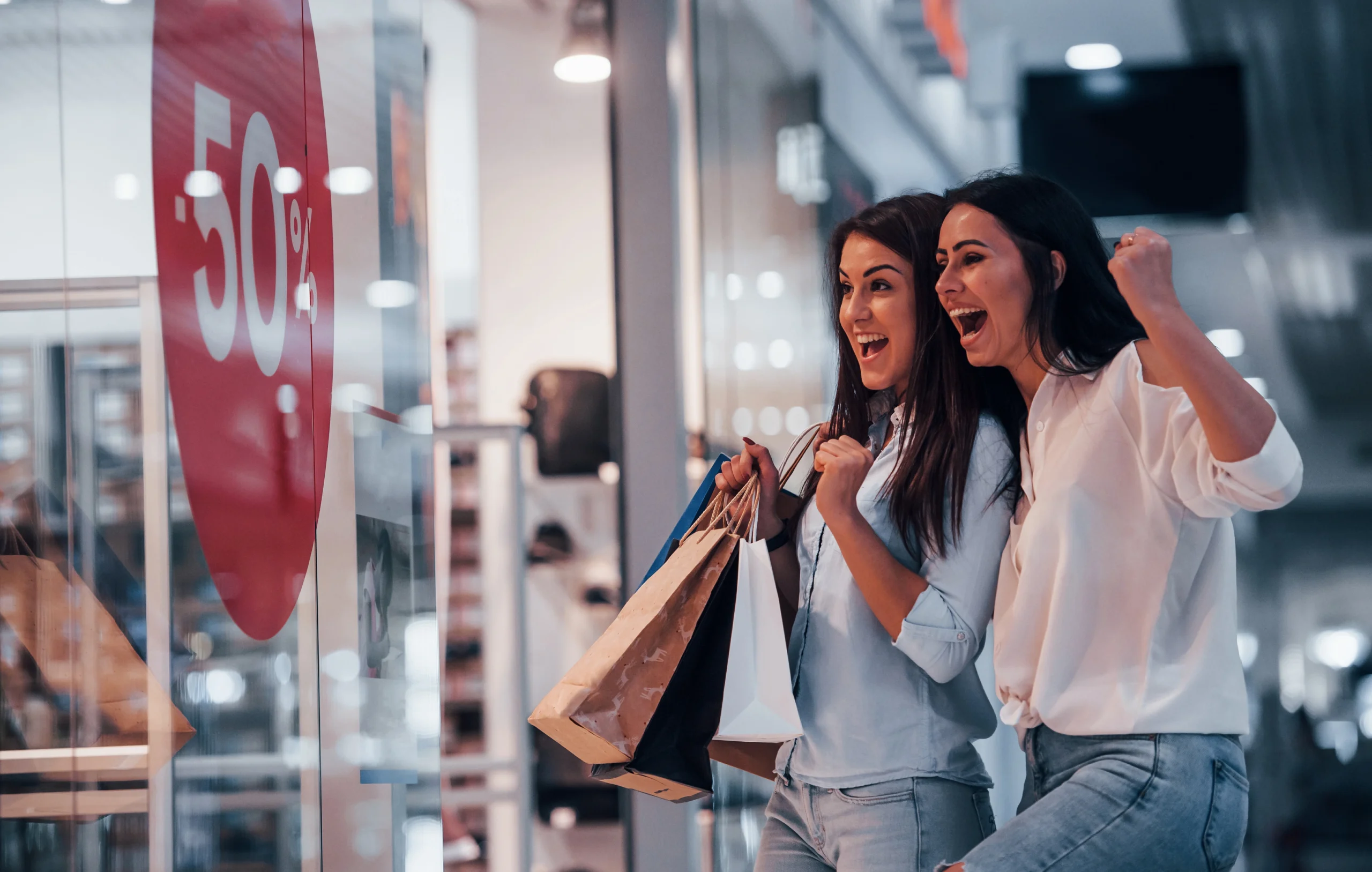 Como imagen destacada para este texto en el que hablamos de la campaña del Buen Fin, tenemos una fotografía ilustrativa de dos mujeres de compras.