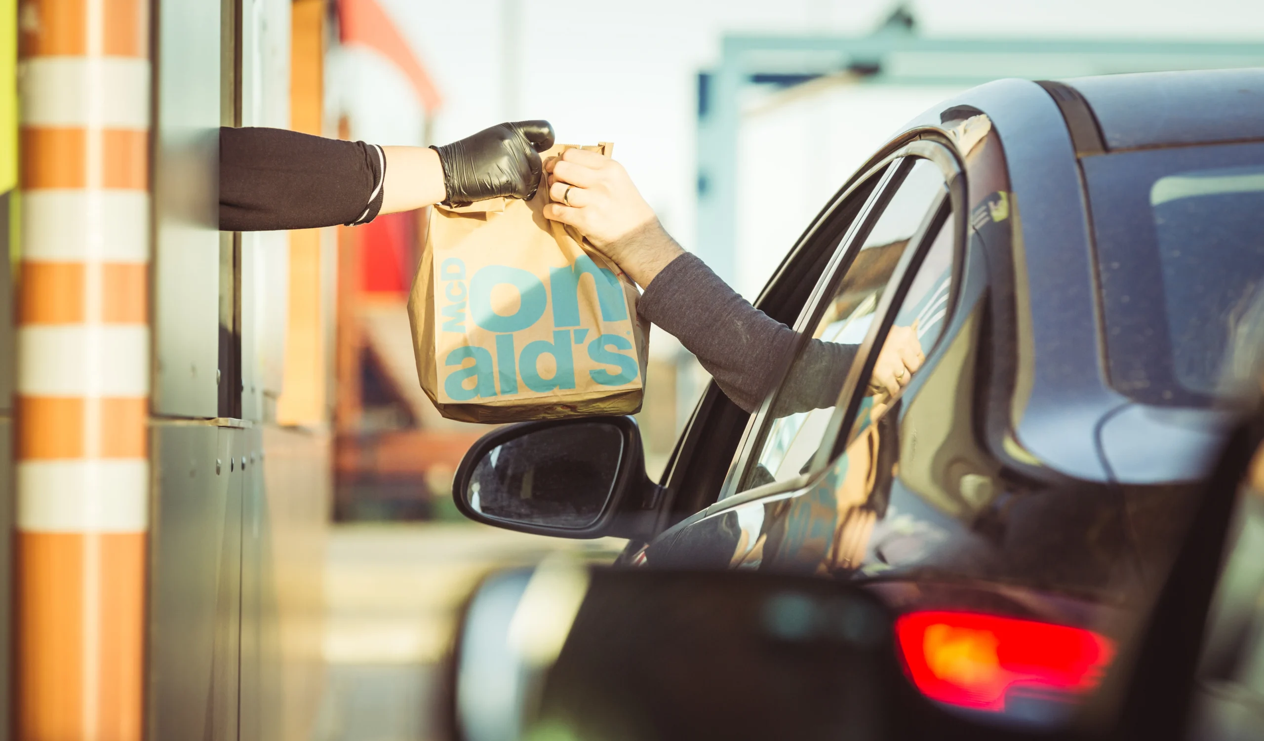 Como imagen destacada para este texto en el que hablamos de la nueva estrategia de McDonald’s, tenemos una fotografía ilustrativa de una de las franquicias y su servicio al auto.
