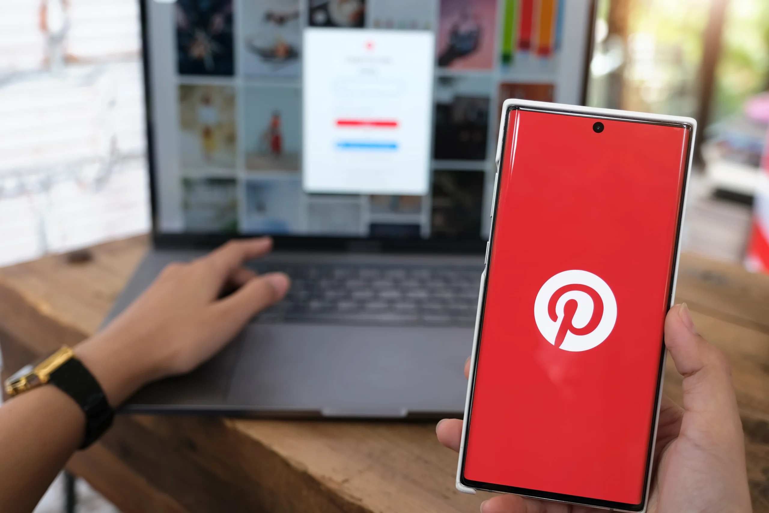 Como imagen destacada para este texto en el que hablamos de las nuevas herramientas de Pinterest, tenemos una fotografía ilustrativa la pantalla de inicio de la plataforma.