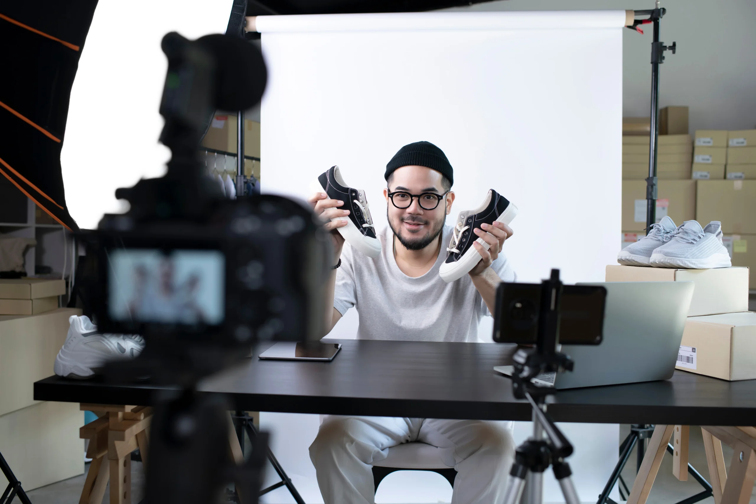 Como imagen destacada para este texto en el que hablamos de monetizar en TikTok, tenemos una fotografía ilustrativa de un influencer desde una transmisión en vivo. 