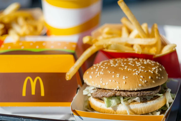 La nueva estrategia de McDonald’s: menos empleados, más franquicias y más tecnología