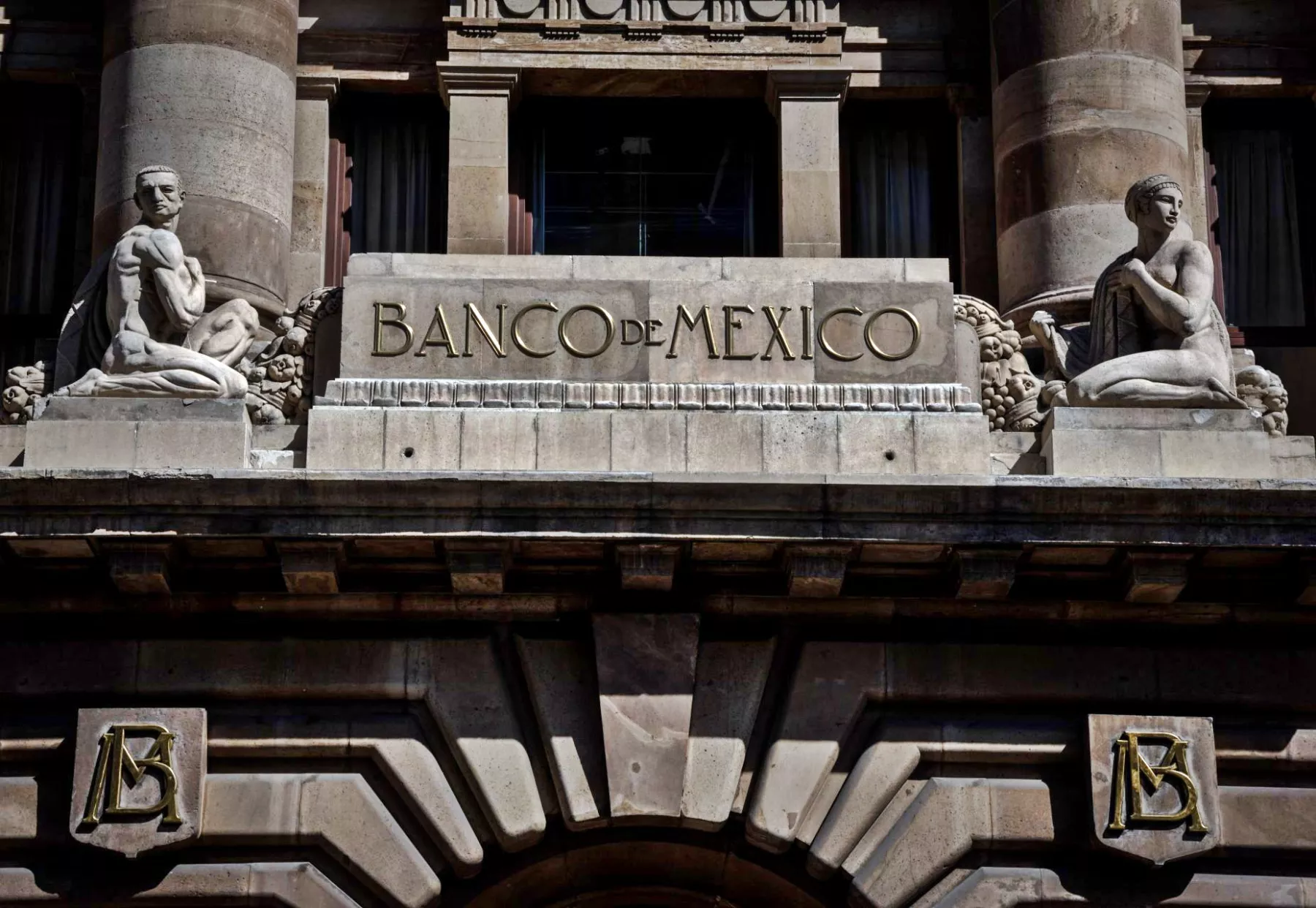 Como imagen destacada para este texto en el que hablamos de la emisión de los billetes de 2000 pesos, tenemos una imágen ilustrativa de la fachada del edificio del Banco de México.