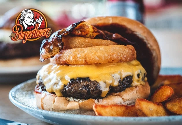 Como imagen destacada para este texto en el que hablamos de los costos de las franquicias emergentes, tenemos una fotografía de una hamburguesa de la franquicia Buergerthoven.