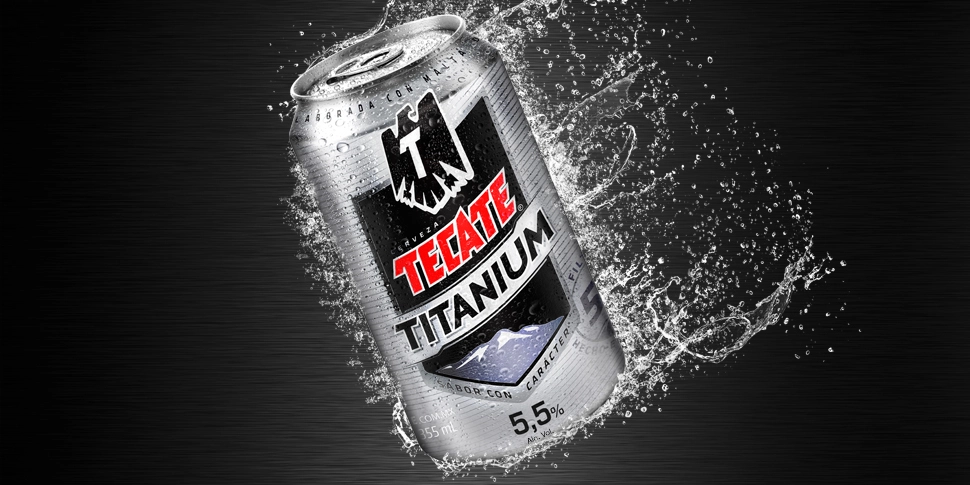 Como imagen destacada para este texto en el que hablamos de una de las cervezas más icónicas de Tecate, tenemos una fotografía ilustrativa de la campaña de presentación de Tecate Titanium.
