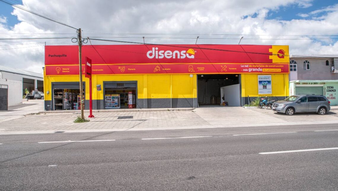 Como imagen destacada para este texto en el que hablamos de las franquicias de construcción, tenemos una fotografía ilustrativa de la fachada de una tienda Disensa.