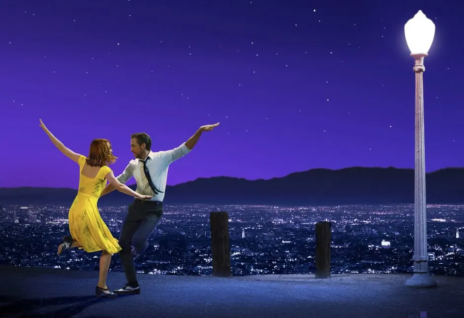 Como imagen destacada para este texto en el que hablamos de locaciones cinematográficas, tenemos una fotografía ilustrativa de una de las escenas de la película La La Land.