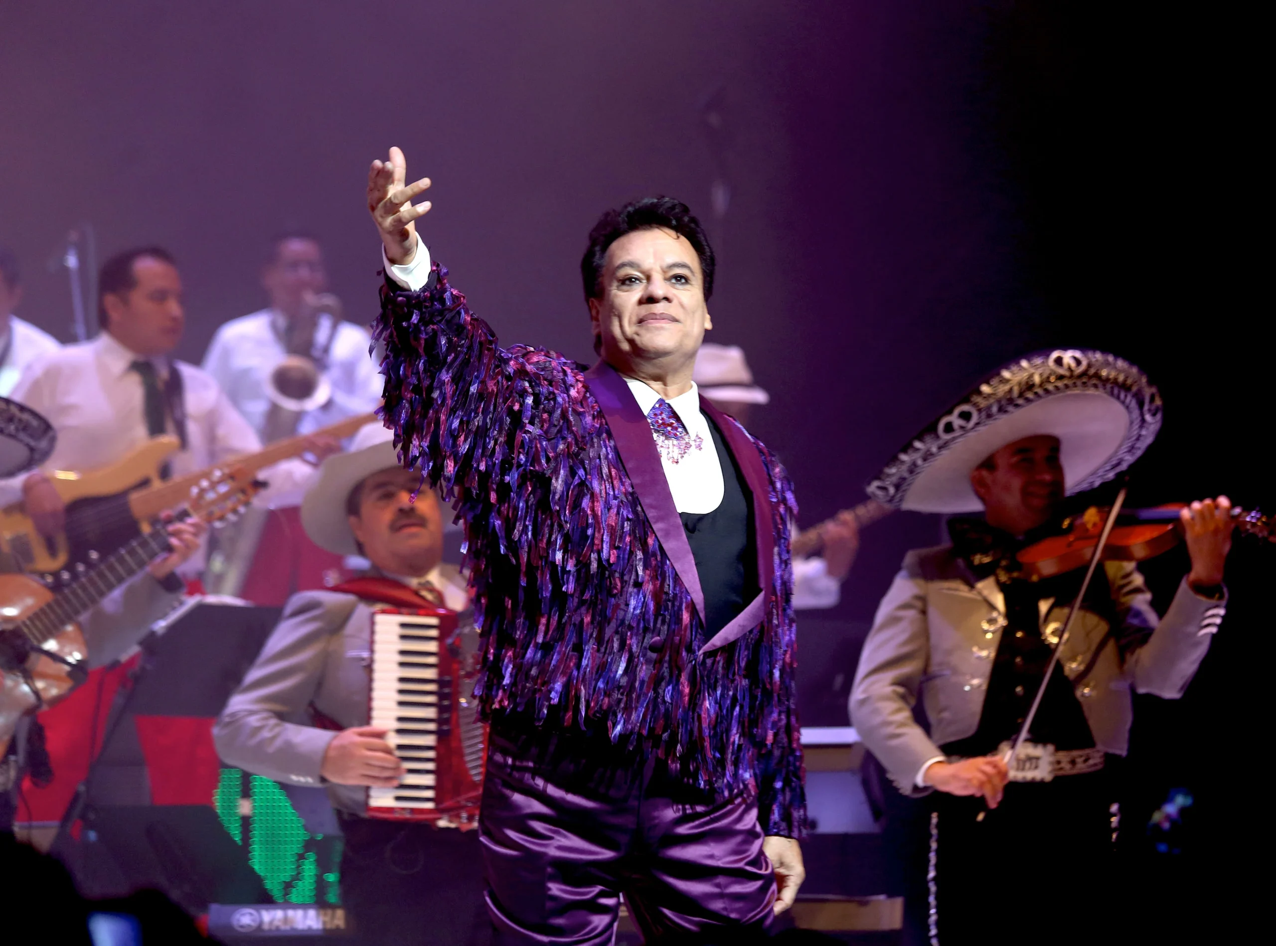 Como imagen destacada para este texto en el que hablamos de cuánto le debía el artista Juan Gabriel al SAT, tenemos  una imágen ilustrativa del artista durante uno de sus conciertos.