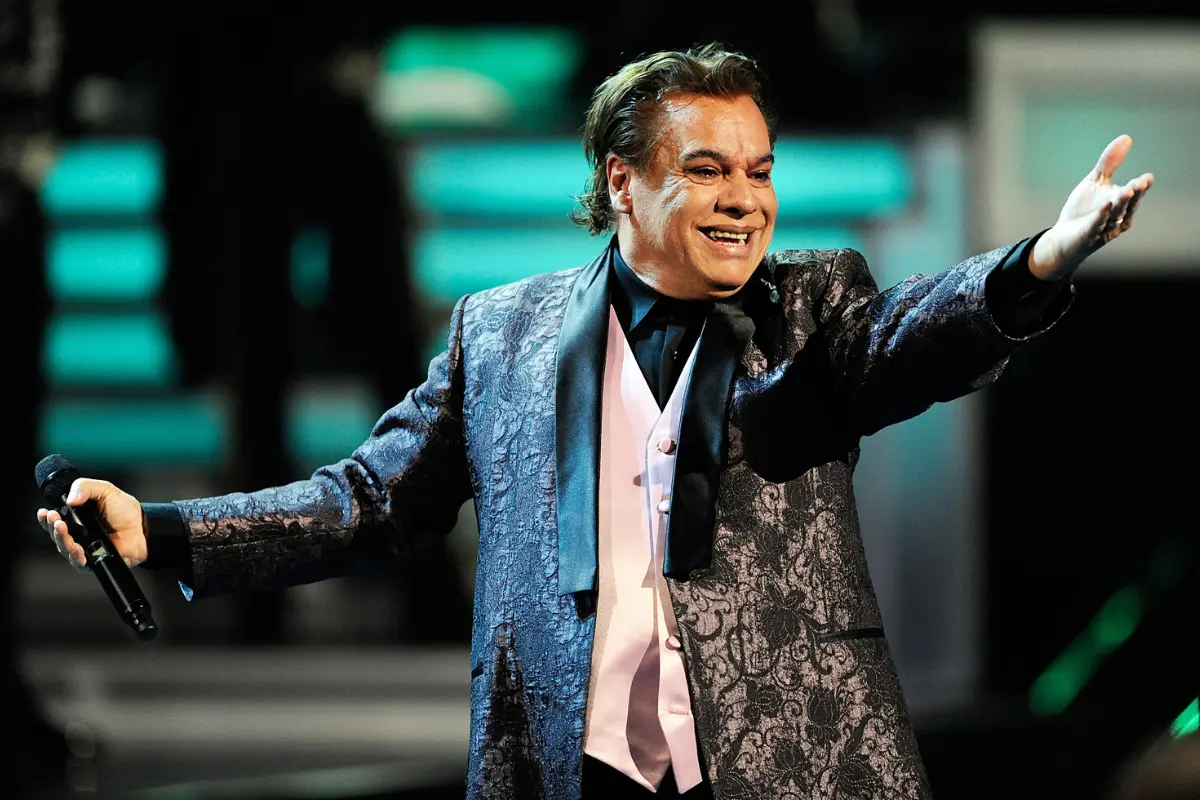 Como imagen destacada para este texto en el que hablamos de cuánto le debía el artista Juan Gabriel al SAT, tenemos  una imágen ilustrativa del artista durante uno de sus conciertos.