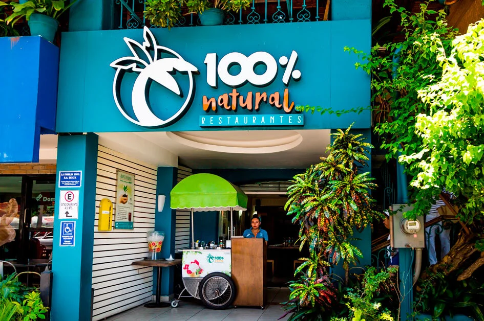 Como imagen destacada para este texto en el que hablamos de opciones de franquicias por menos de 100 mil pesos, tenemos una imágen ilustrativa de una de las sucursales de la franquicia La Era Natural.