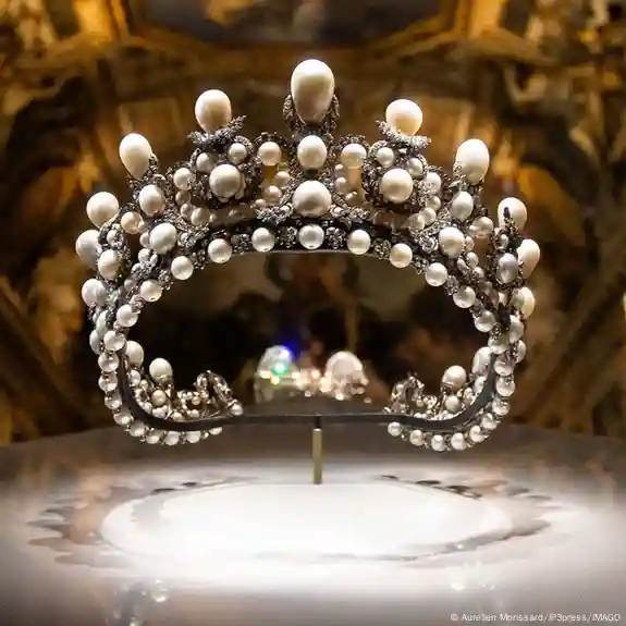 Como imagen destacada para este texto en el que hablamos de una del robo millonario al Museo del Louvre, tenemos una fotografía ilustrativa de una de las piezas robadas.