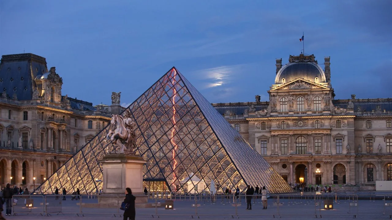 Como imagen destacada para este texto en el que hablamos de una del robo millonario al Museo del Louvre, tenemos una fotografía ilustrativa de la fachada del famoso museo francés.
