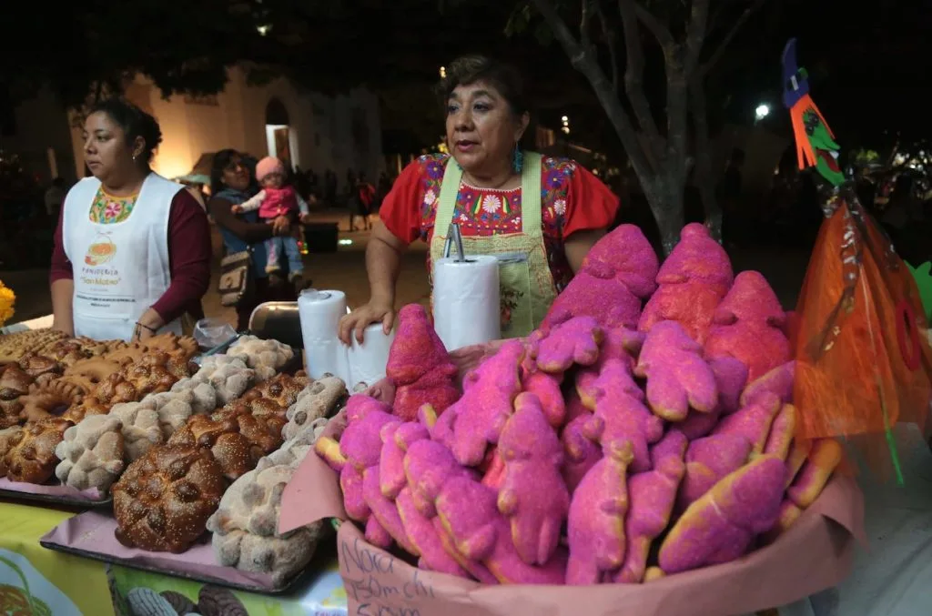 Como imagen destacada para este texto en el que hablamos de la industria del pan de muerto, tenemos una imágen ilustrativa de unas vendedoras de pan de pan de muerto.