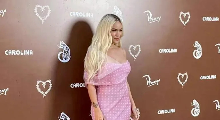 Como imagen destacada para este texto en el que hablamos de Karol G, tenemos una fotografía ilustrativa de la cantante colombiana el día de su evento benéfico. 