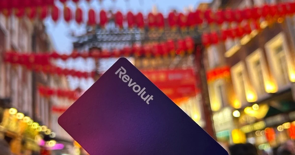 Como imagen destacada para este texto en el que hablamos Revolut, tenemos una fotografía ilustrativa de una tarjeta de la nueva Fintech.