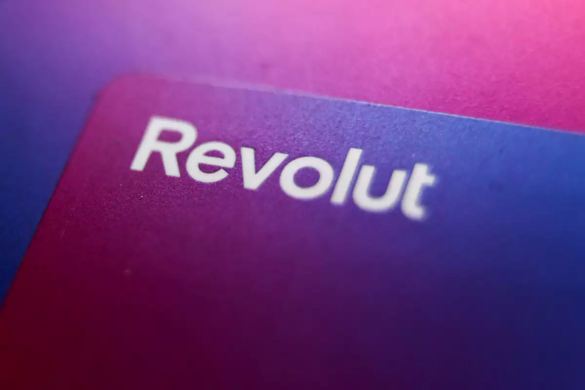 Como imagen destacada para este texto en el que hablamos Revolut, tenemos una fotografía ilustrativa de una tarjeta de la nueva Fintech.