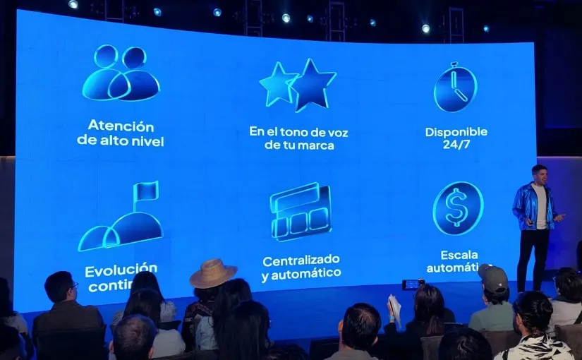 Como imagen destacada para este texto en el que hablamos de las nuevas funciones de IA en Tiendanube, tenemos una imágen ilustrativa del CEO de la aplicación durante el evento de presentación.