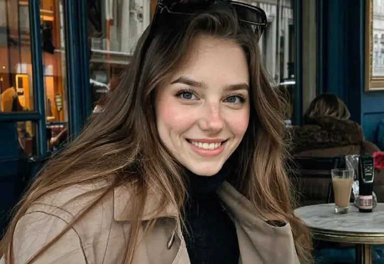Como imagen destacada para este texto en el que hablamos de las Tilly Norwood, tenemos una fotografía ilustrativa de la actriz generada por Inteligencia Artificial.