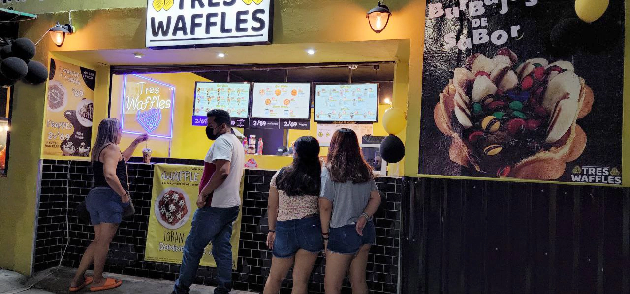 Como imagen destacada para este texto en el que hablamos de los costos de las franquicias emergentes, tenemos una fotografía de la fachada de una sucursal de la franquicia Tres Waffles. 