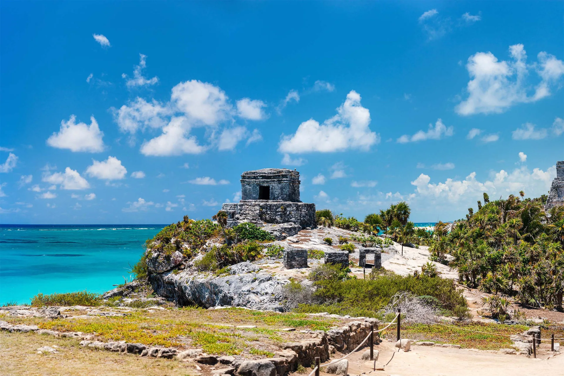 Como imagen destacada para este texto en el que hablamos de Tulum, tenemos una fotografía ilustrativa del destino turístico de Tulum.