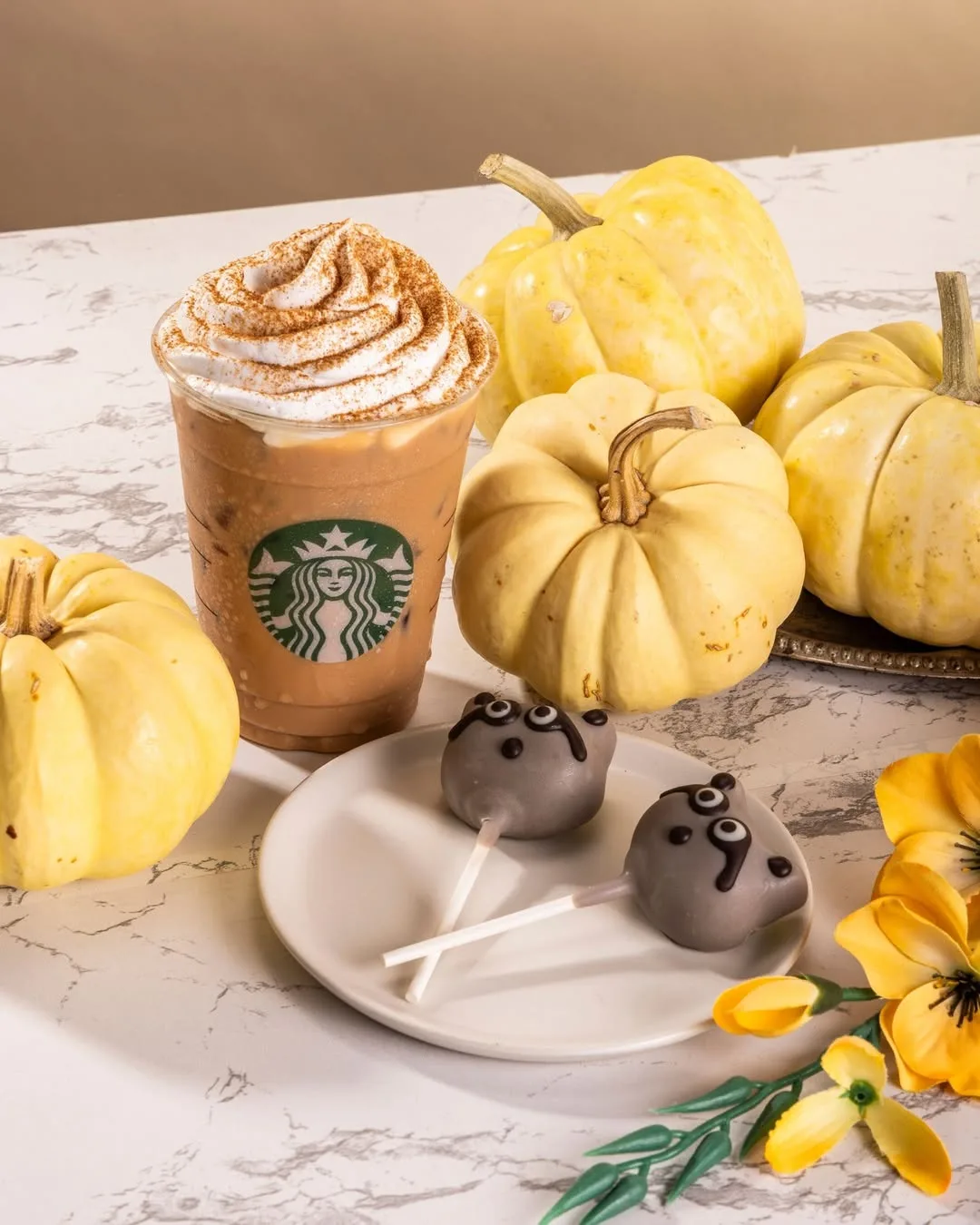 Como imagen destacada para este texto en el que hablamos del Pumpkin Starbucks, tenemos una fotografía ilustrativa de estos productos de Starbucks.