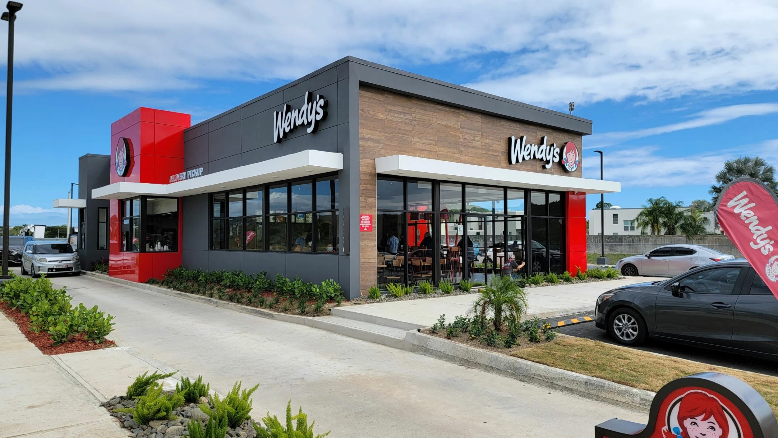 Como imagen destacada para este texto en el que hablamos de la franquicia Wendy’s, tenemos una fotografía ilustrativa de una de las sucursales de la franquicia.