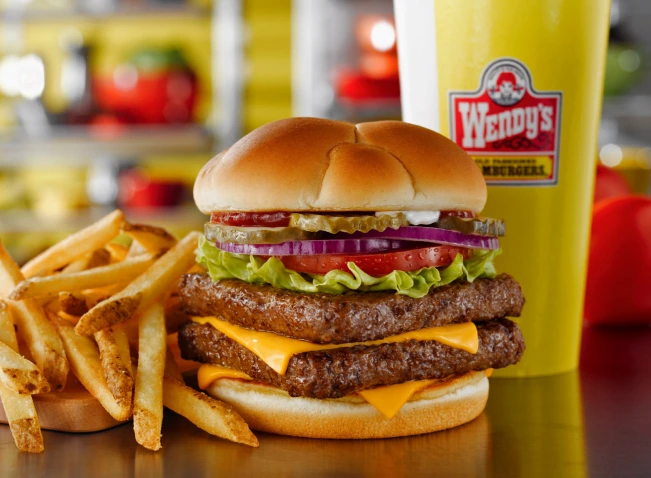 Como imagen destacada para este texto en el que hablamos de la franquicia Wendy’s, tenemos una fotografía ilustrativa de una de las hamburguesas del menú de esta franquicia.