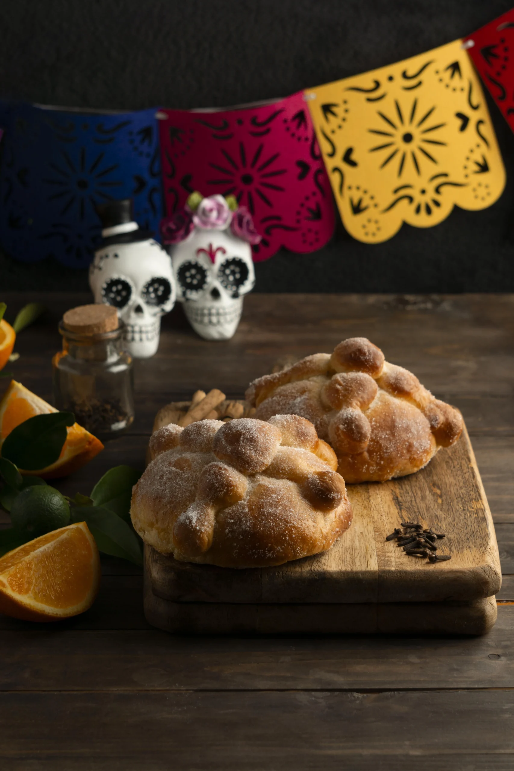 Como imagen destacada para este texto en el que hablamos de la inversión por el Día de Muertos en México, tenemos una fotografía ilustrativa de una ofrenda tradicional de Día de Muertos.