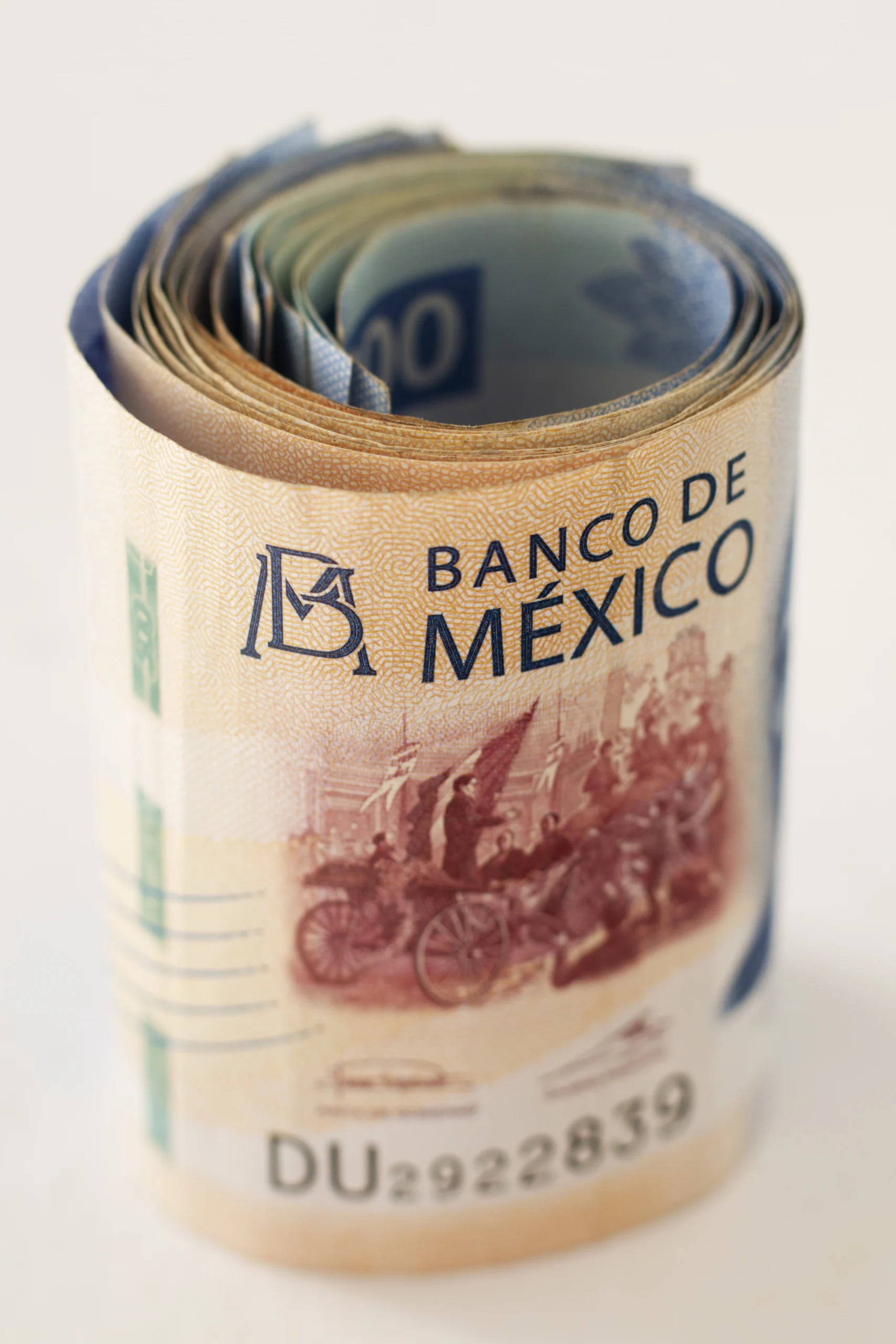 Como imagen destacada para este texto en el que hablamos de los costos del papel moneda, tenemos una fotografía ilustrativa de un fajo de billetes.