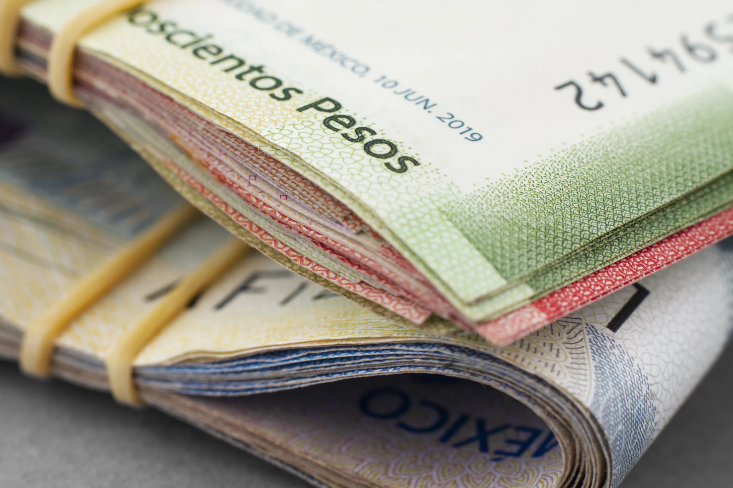 Como imagen destacada para este texto en el que hablamos del nuevo impuesto del SAT a los depósitos en efectivo, tenemos  una imágen ilustrativa de billetes de denominación nacional.