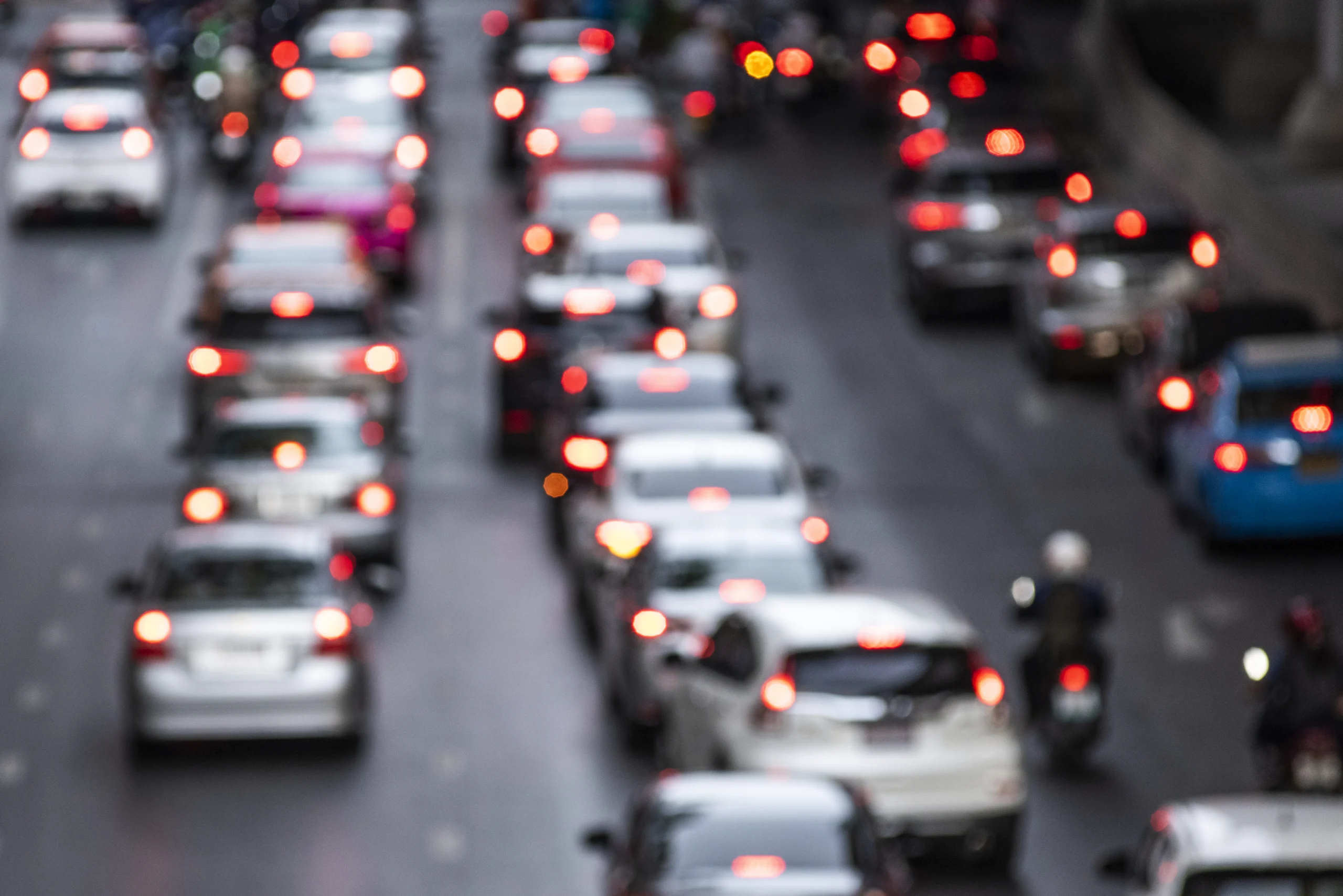 Como imagen destacada para este texto en el que hablamos de las nuevas multas en el reglamento de tránsito, tenemos una fotografía ilustrativa de coches avanzando.