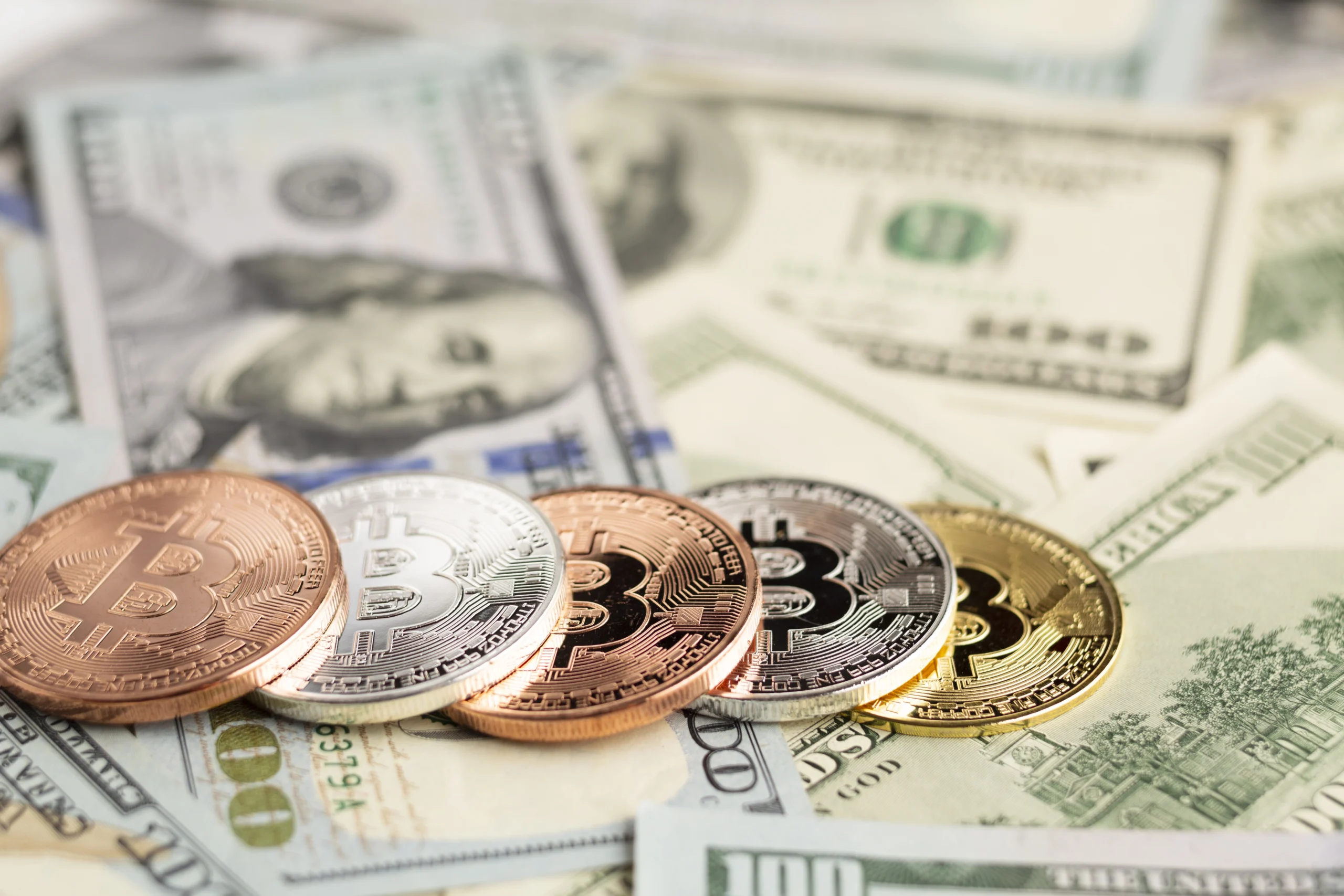 Como imagen destacada para este texto en el que hablamos del Bitcoin, tenemos una fotografía ilustrativa de una gráfica donde aparece la criptomoneda.