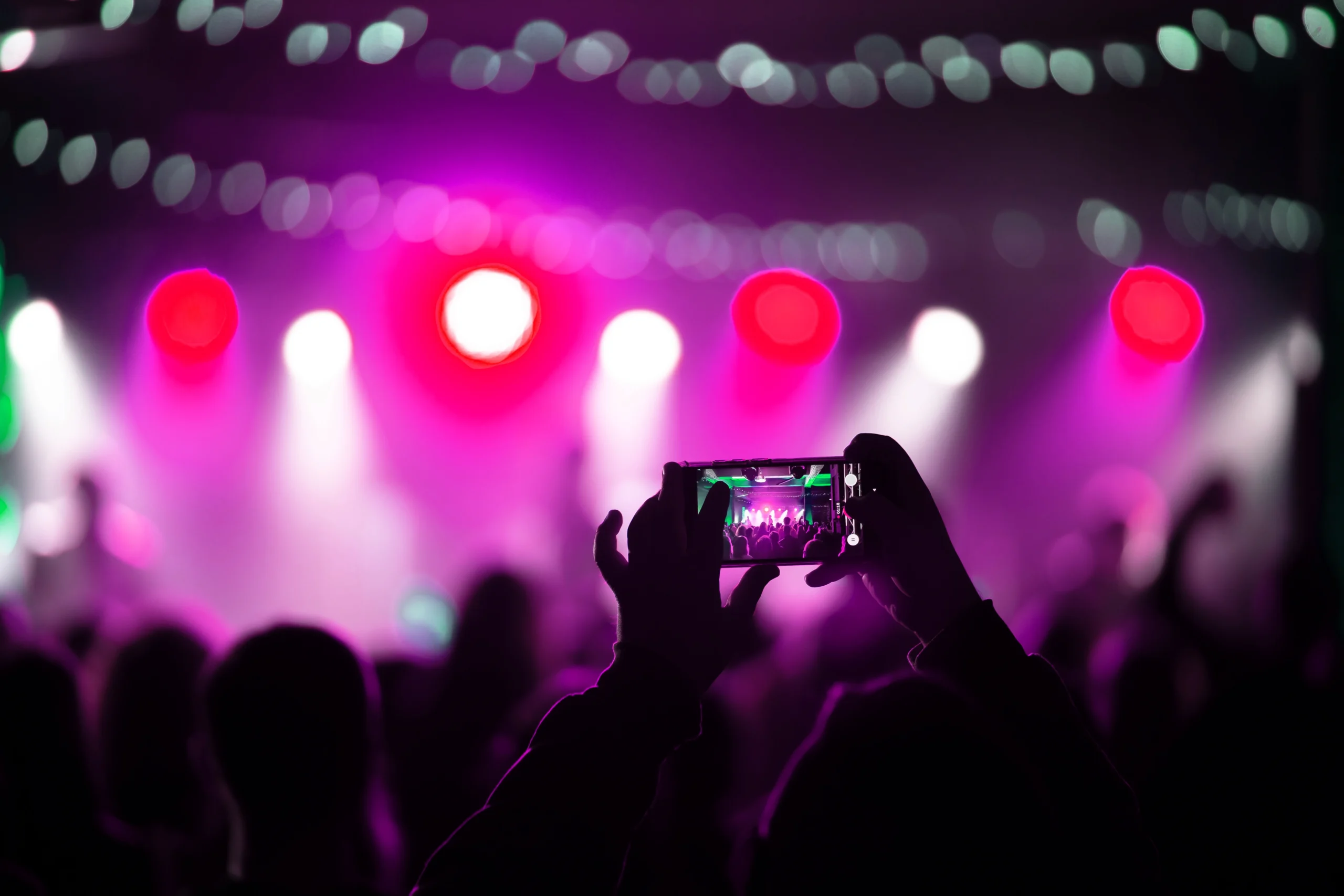 Como imagen destacada para este texto en el que hablamos de las recomendaciones de Profeco ante la cancelación de eventos masivos, tenemos una fotografía ilustrativa de un espectáculo en vivo.