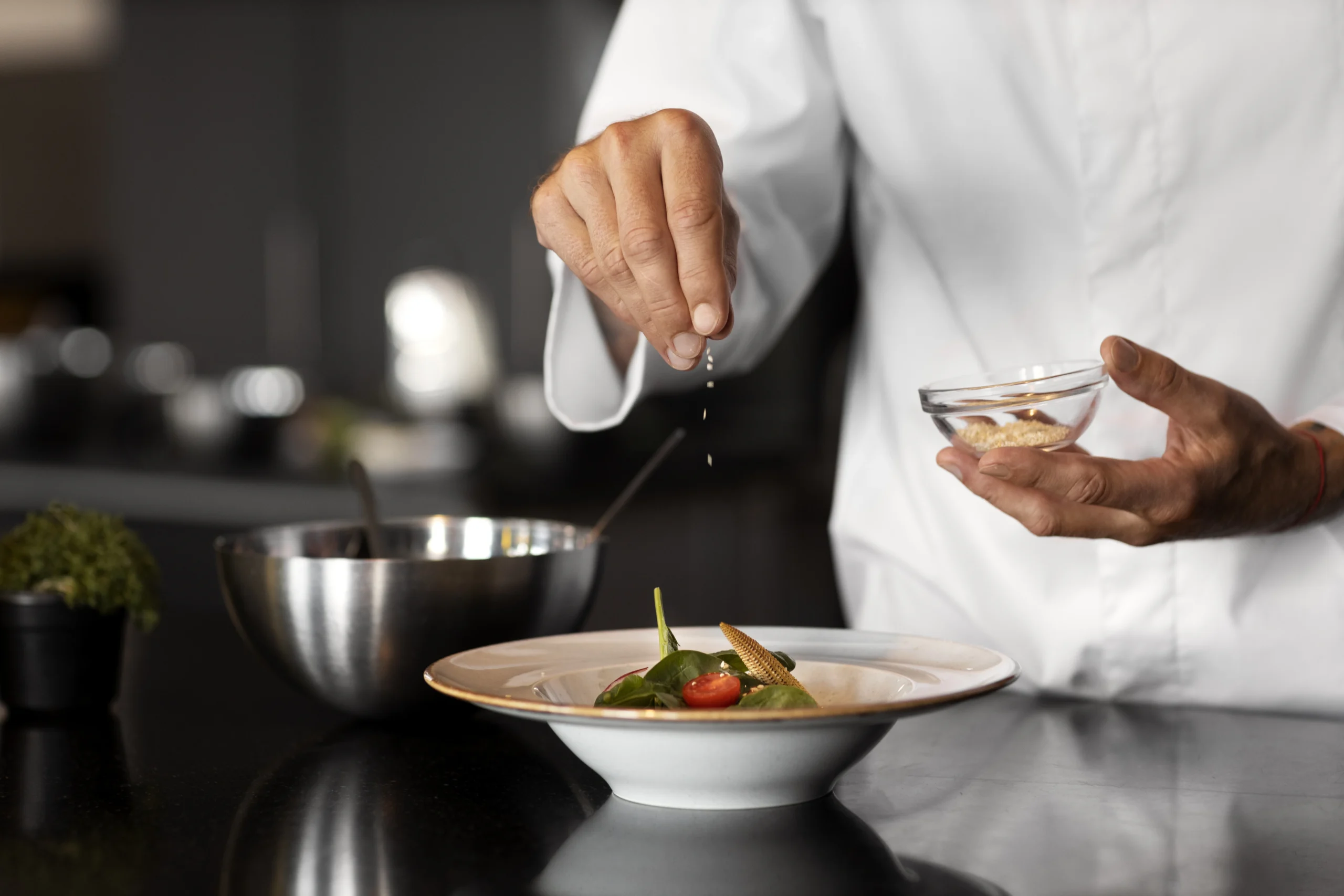 Como imagen destacada para este texto en el que hablamos de cuánto gana un chef en México, tenemos una fotografía ilustrativa de las manos de una persona decorando un platillo.