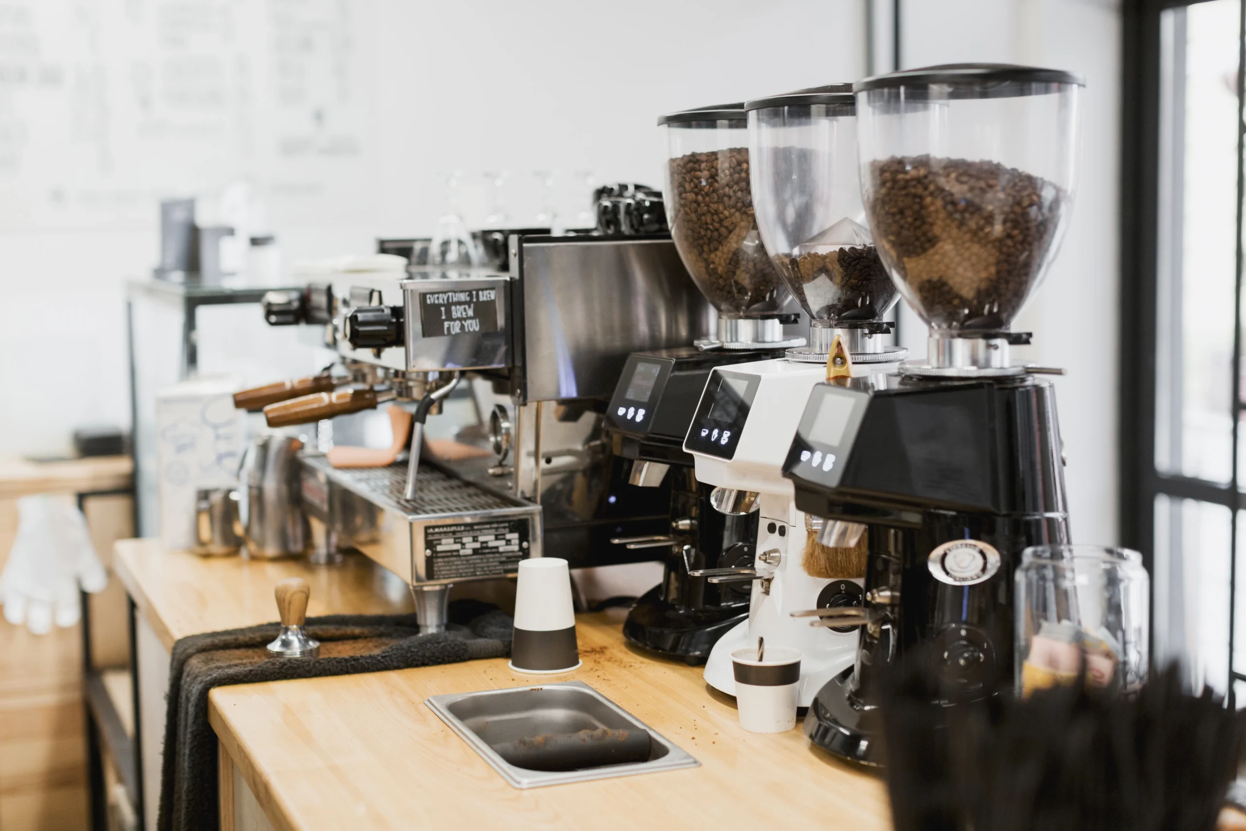 Como imagen destacada para este texto en el que hablamos de las franquicias de café, tenemos una fotografía ilustrativa del proceso de preparación de un barista.