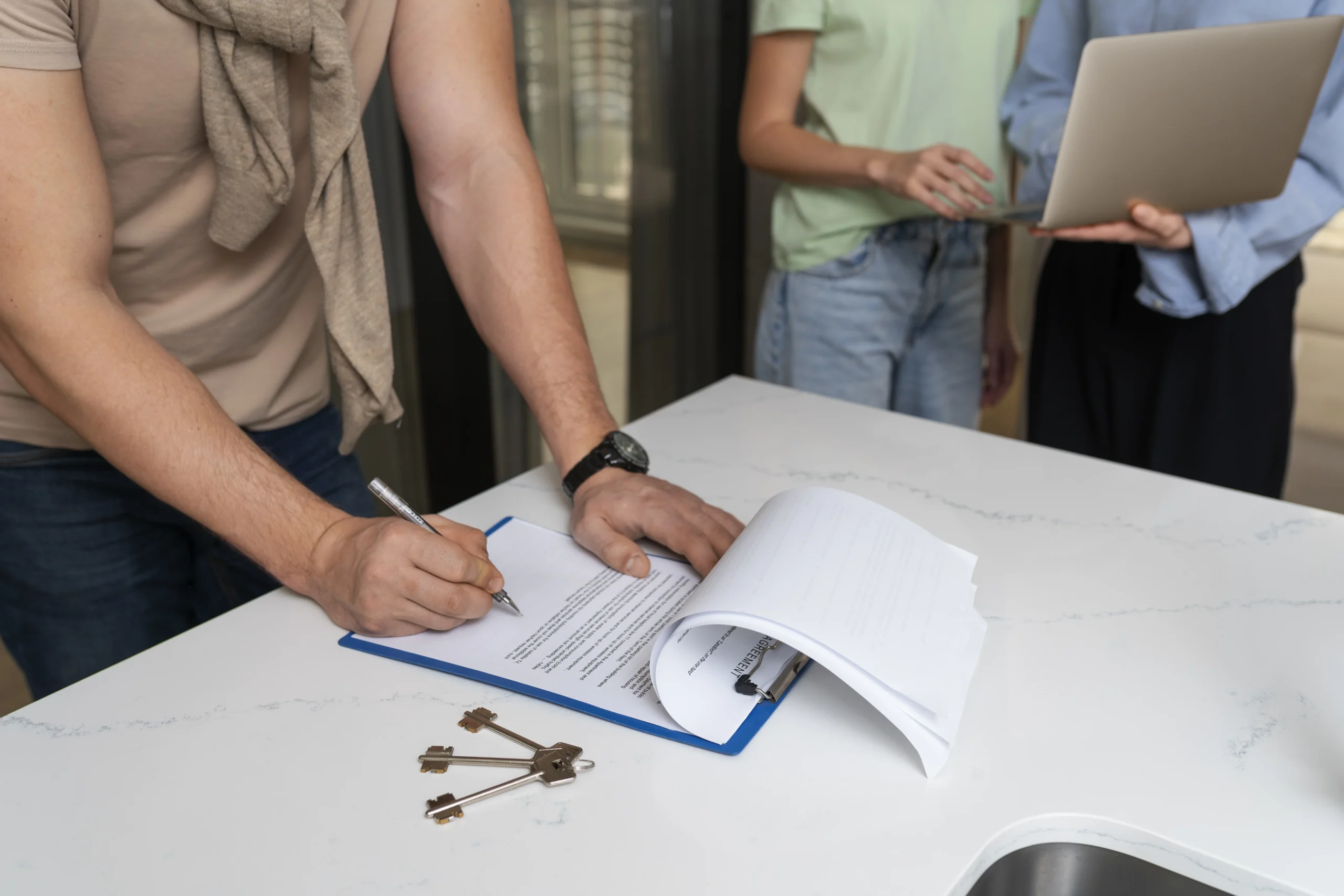 Como imagen destacada para este texto en el que hablamos de las subastas del SAT, tenemos una fotografía ilustrativa de las personas recibiendo las llaves de su casa.