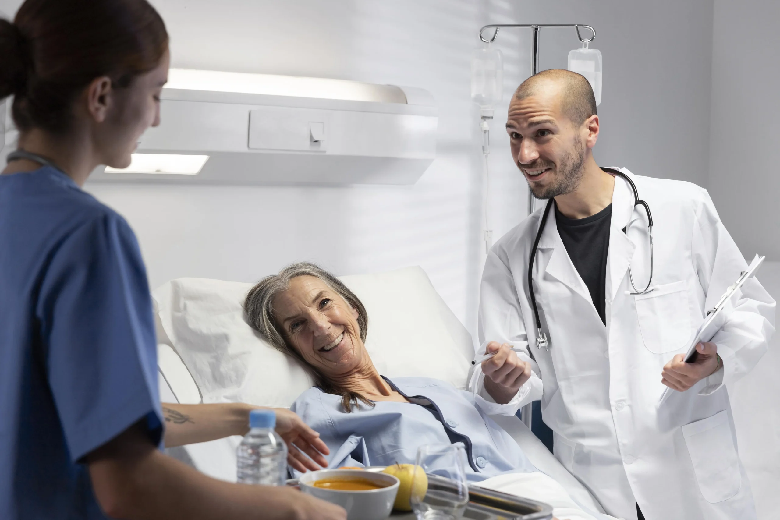 Como imagen destacada para este texto en el que hablamos del salario de los médicos, hoy en el Día del Médico, tenemos una imágen ilustrativa de un médico atendiendo a sus pacientes. 