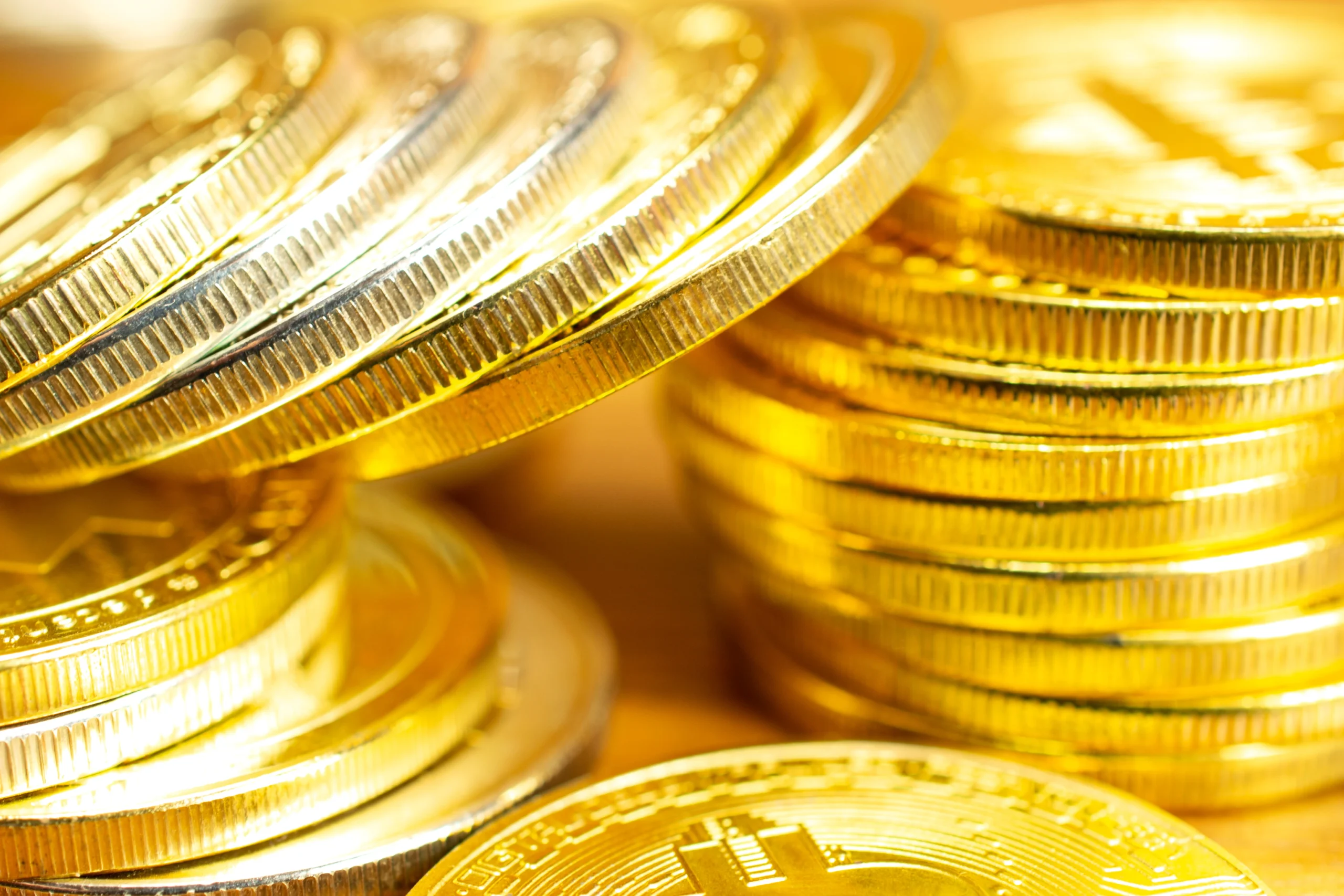 Como imagen destacada para este texto en el que hablamos de invertir en oro, tenemos una fotografía ilustrativa de monedas de oro.