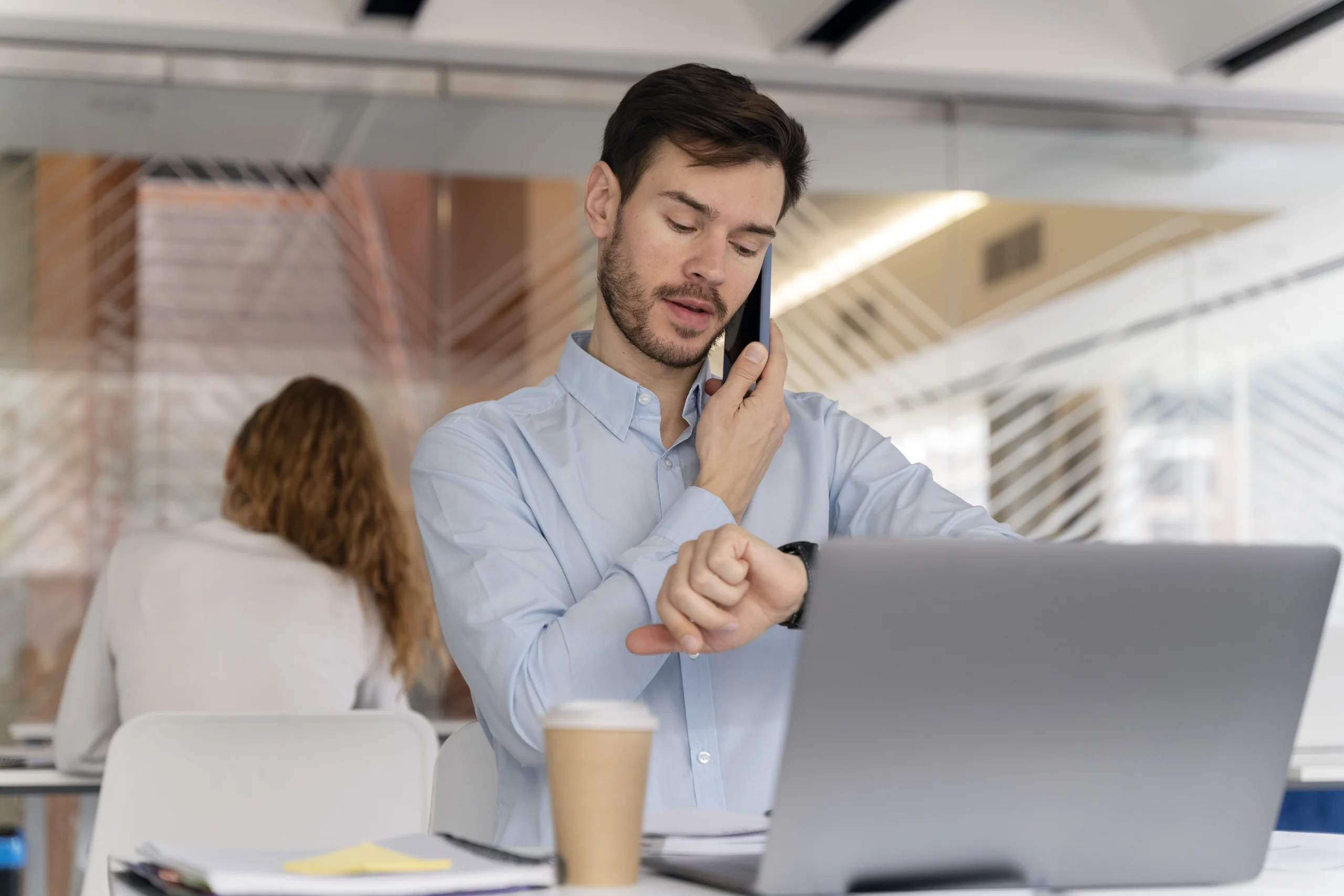 Como imagen destacada para este texto en el que hablamos de la jornada laboral de 40 horas, tenemos una imagen ilustrativa de un joven observando su reloj.