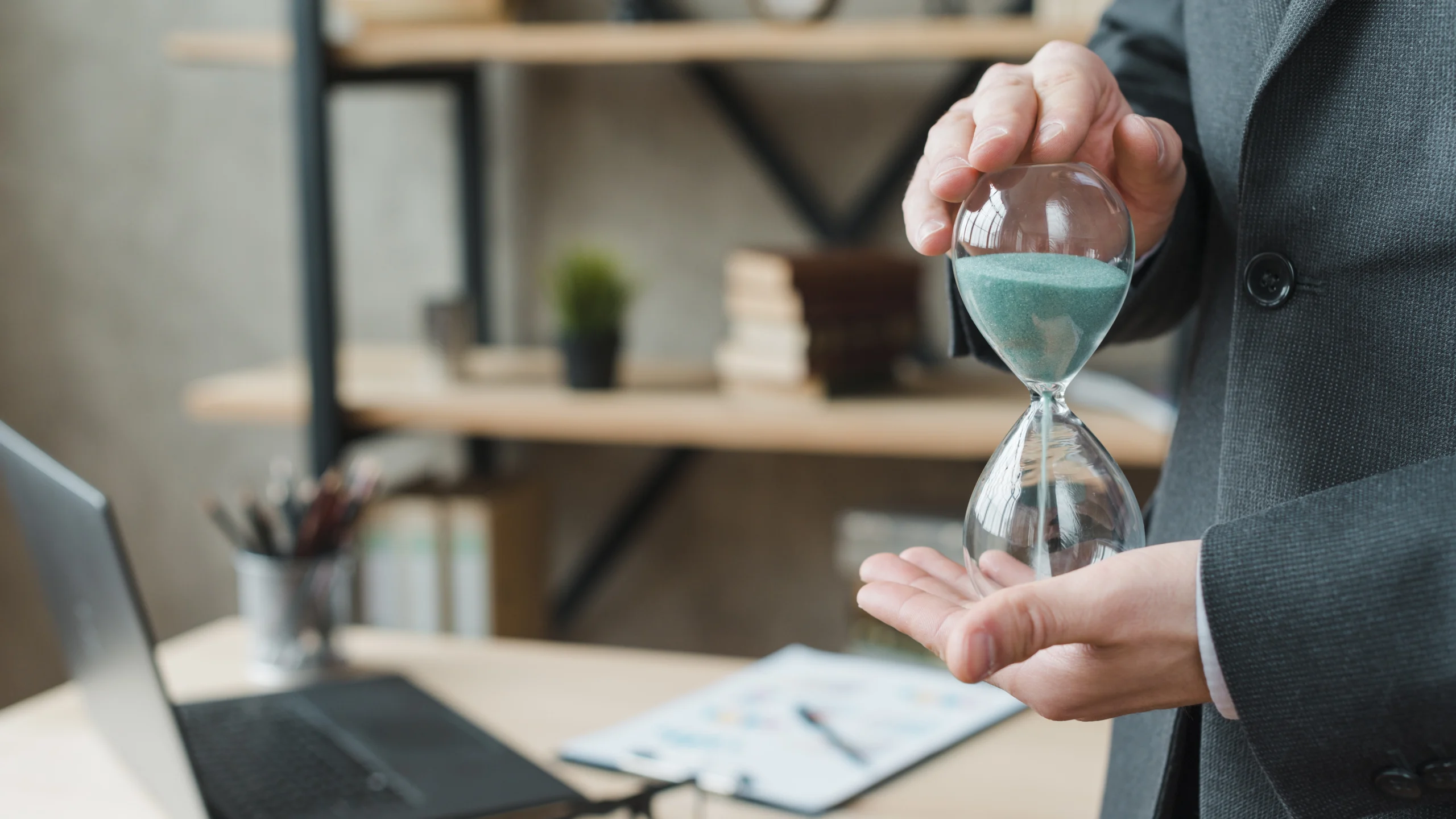 Como imagen destacada para este texto en el que hablamos de la jornada laboral de 40 horas, tenemos una fotografía de un hombre con un reloj de arena en las manos.