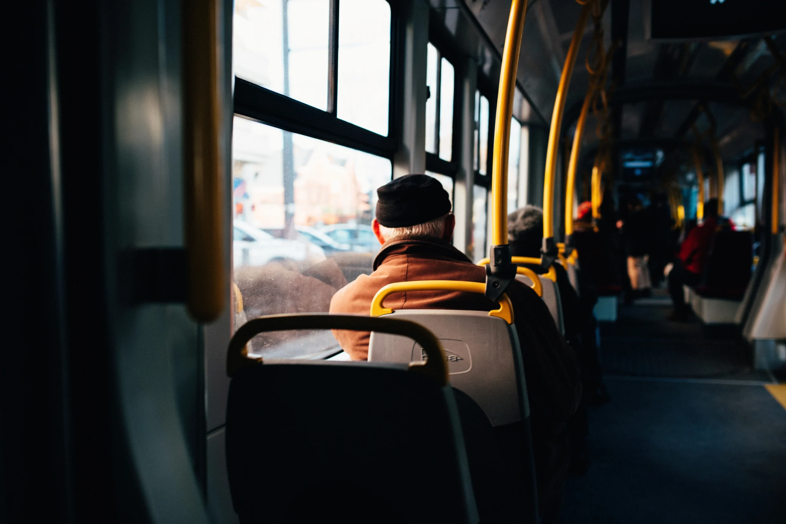 Como imagen destacada para este texto en el que hablamos del transporte público, tenemos una fotografía de una persona utilizando este medio de transporte.