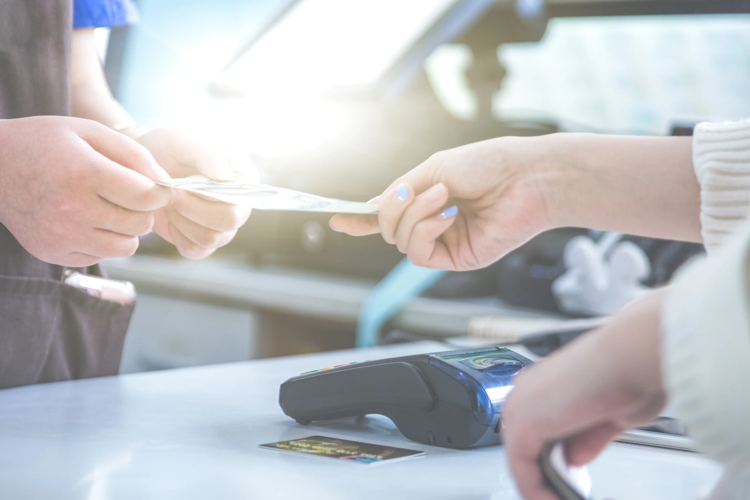 Como imagen destacada para este texto en el que hablamos del perfil financiero y el Buró de Crédito, tenemos una imágen ilustrativa de una persona realizando un pago en efectivo y una terminal bancaria. 