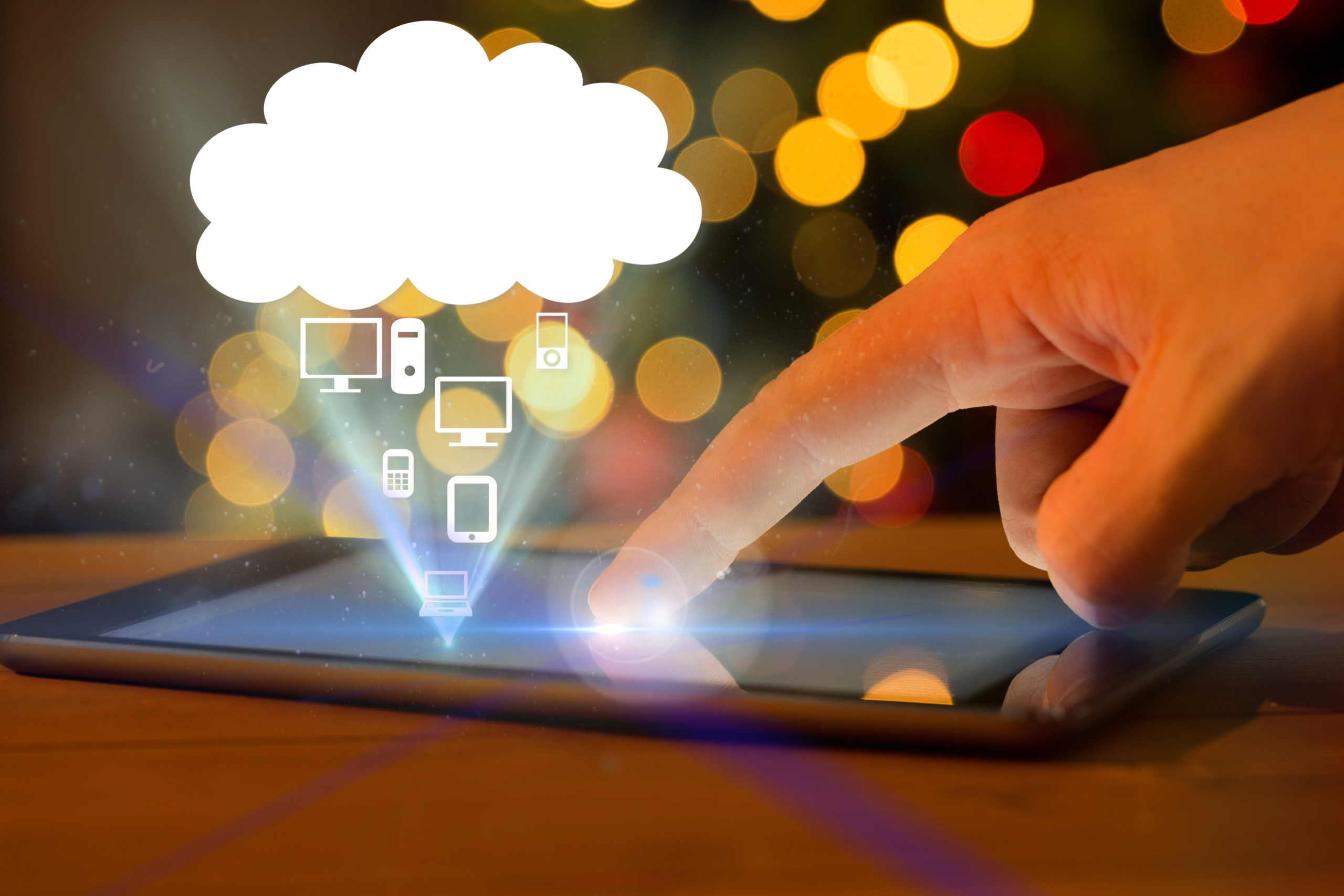 Como imagen destacada para este texto en el que hablamos de los costos de almacenamiento en la nube, tenemos una fotografía ilustrativa de unas manos tocando la pantalla de un teléfono.