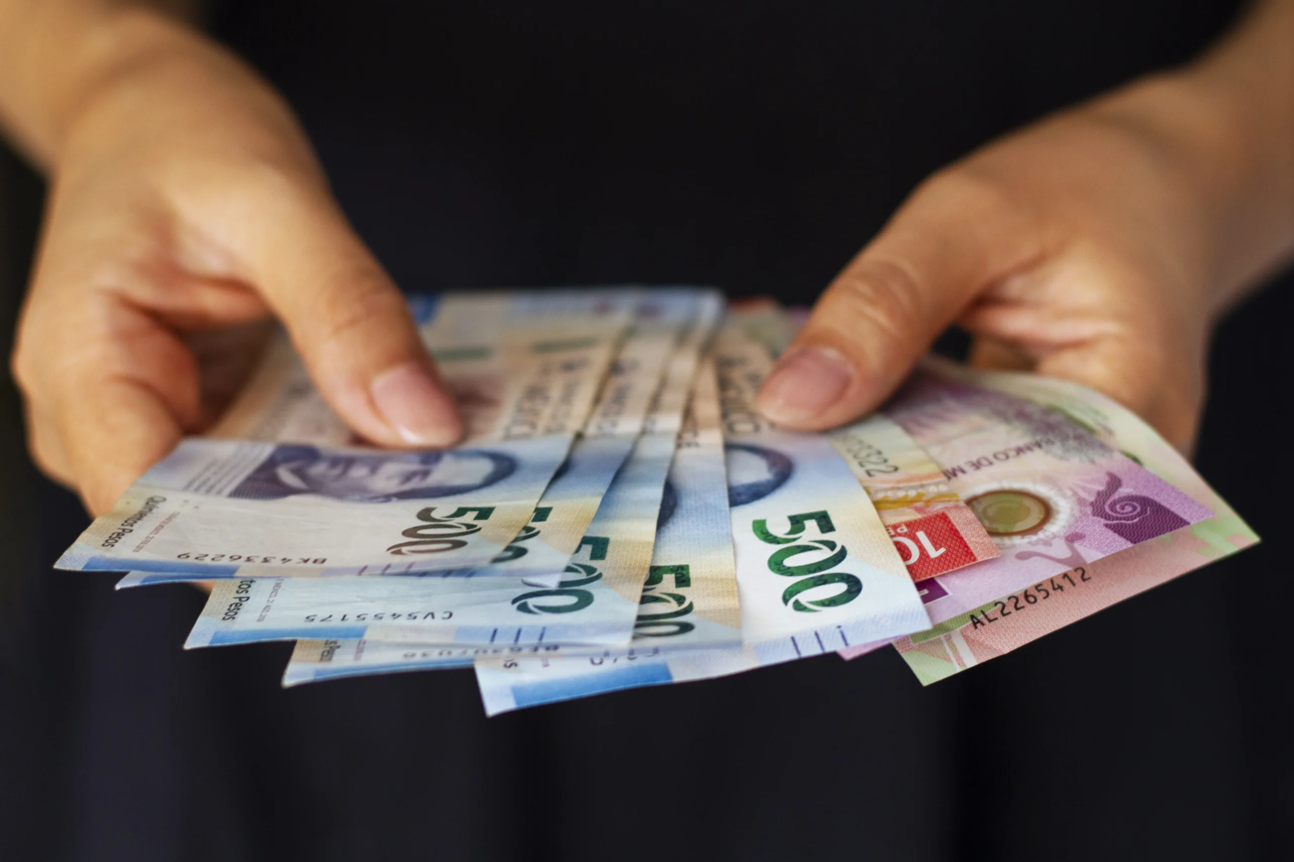 Como imagen destacada para este texto en el que hablamos del ISR del SAT para el aguinaldo, tenemos una fotografía ilustrativa de unas manos contando dinero.