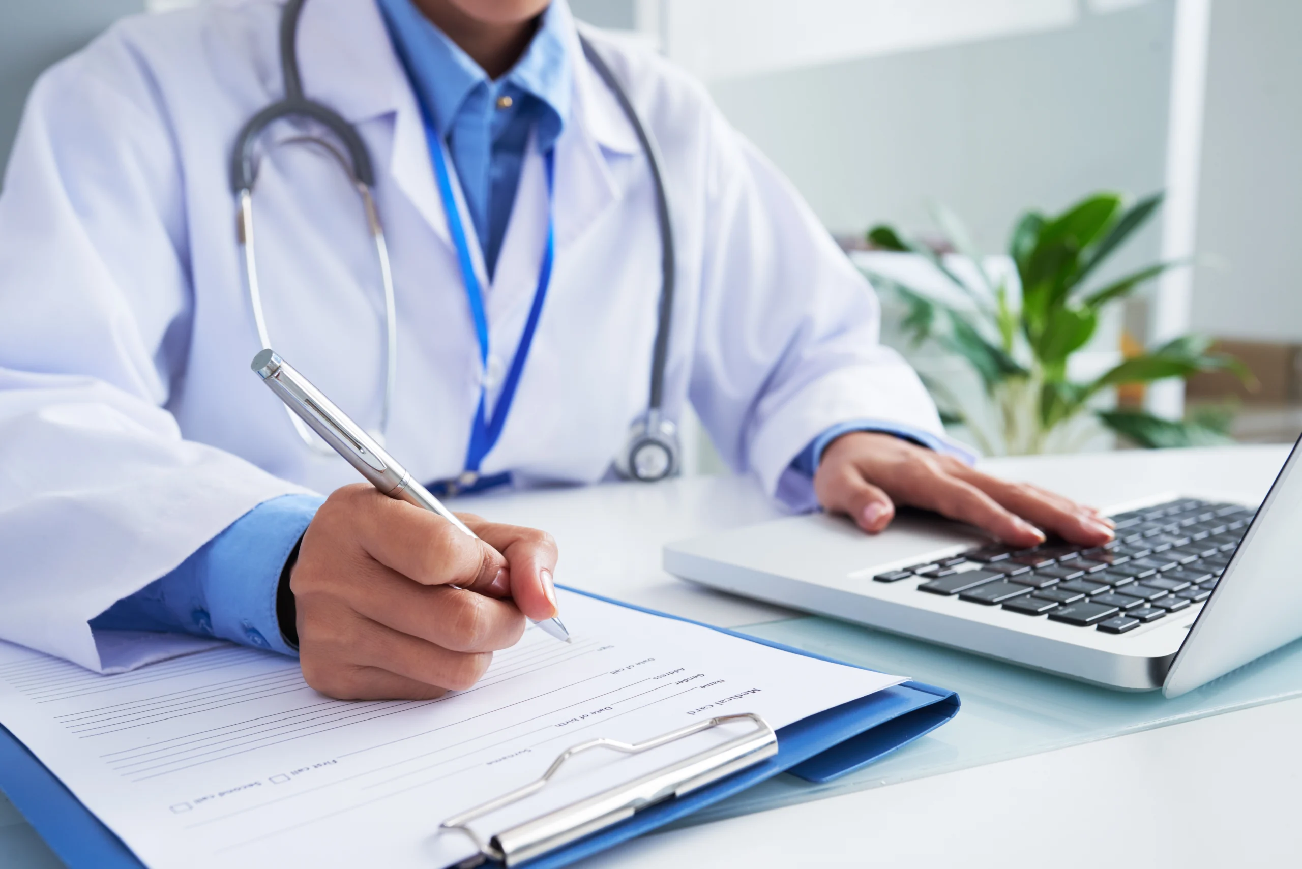 Como imagen destacada para este texto en el que hablamos del salario de los médicos, hoy en el Día del Médico, tenemos una imágen de un doctor escribiendo una receta. 
