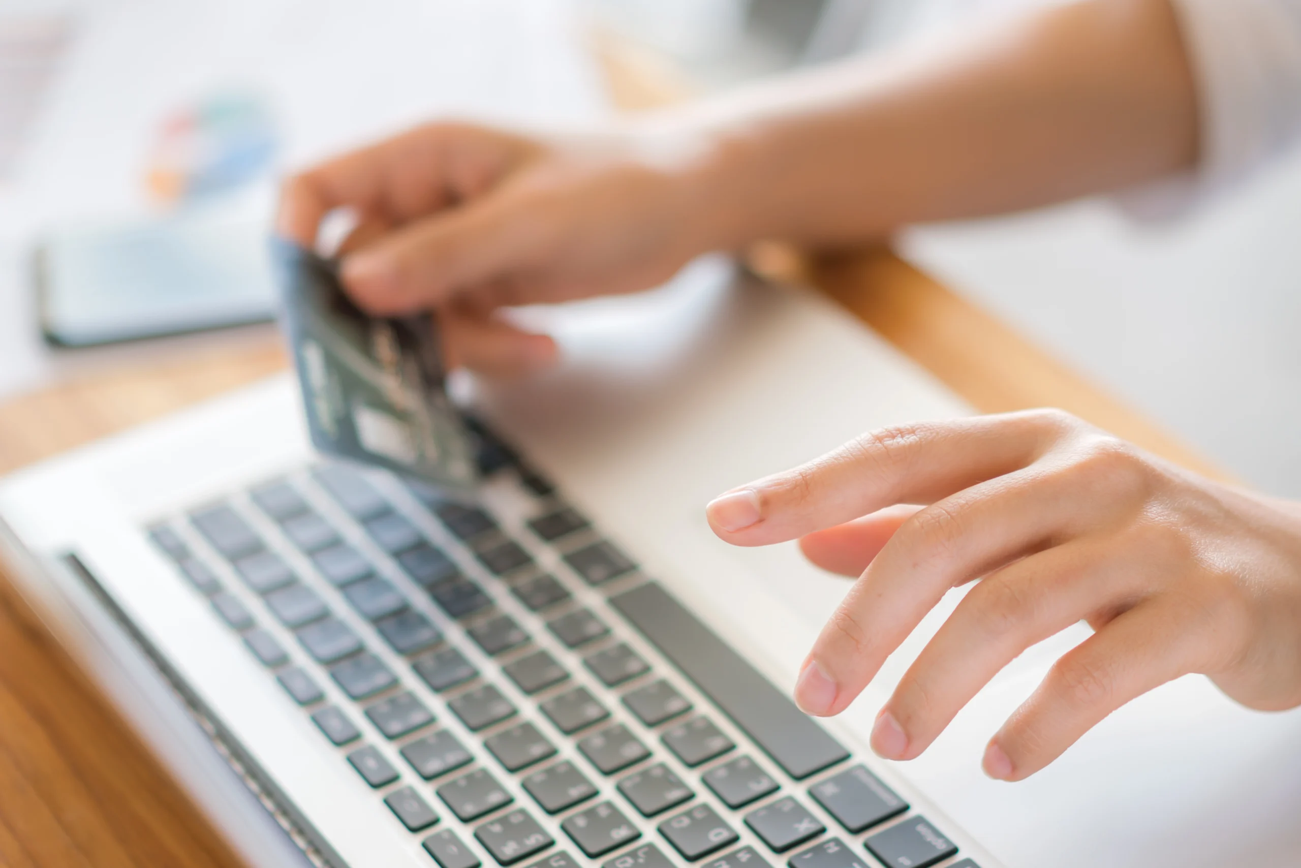 Como imagen destacada para este texto en el que hablamos del nuevo sistema de pagos diferidos de PayPal, tenemos una fotografía ilustrativa de una persona utilizando la computadora.
