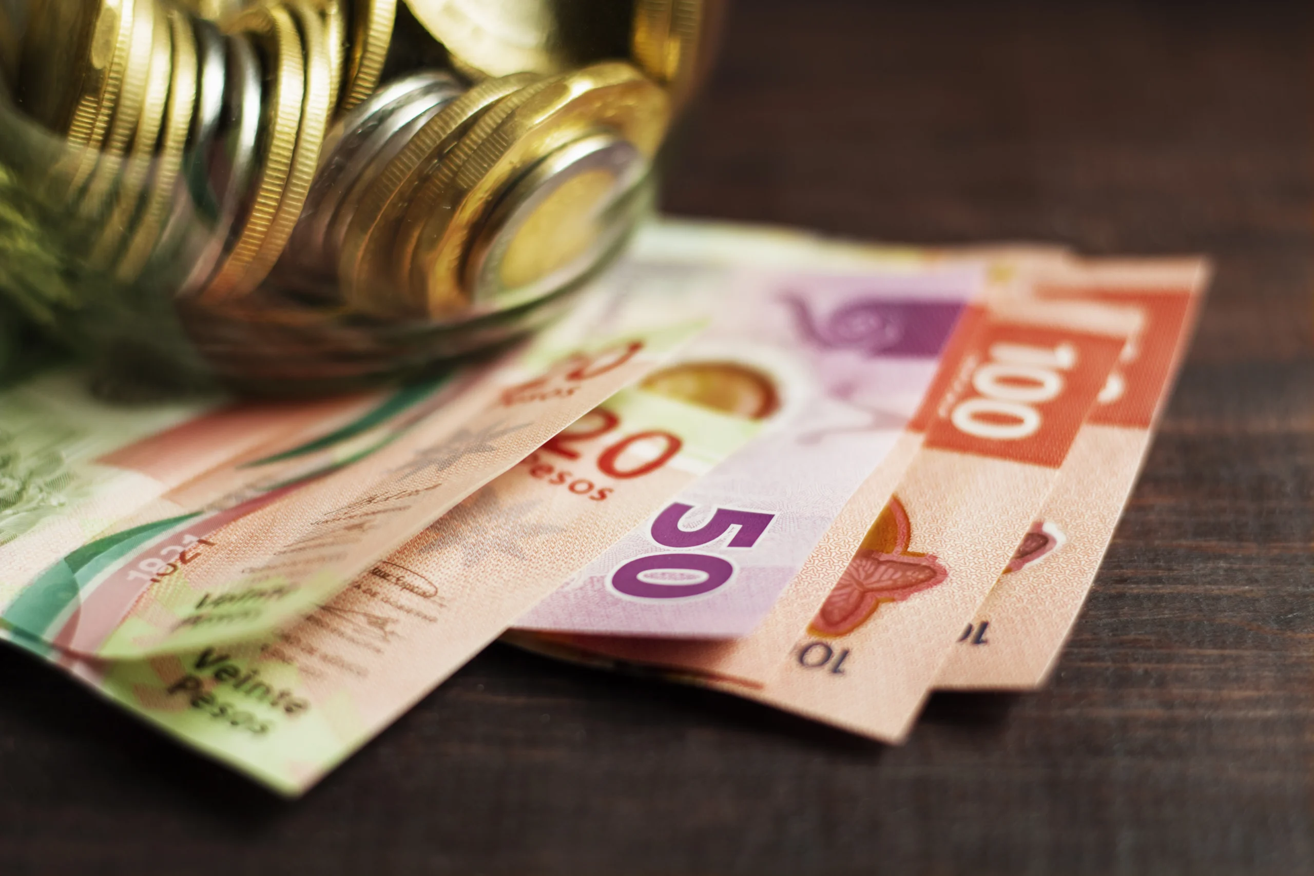 Como imagen destacada para este texto en el que hablamos del aguinaldo para el trabajo por honorarios, tenemos una fotografía ilustrativa de billetes y monedas.