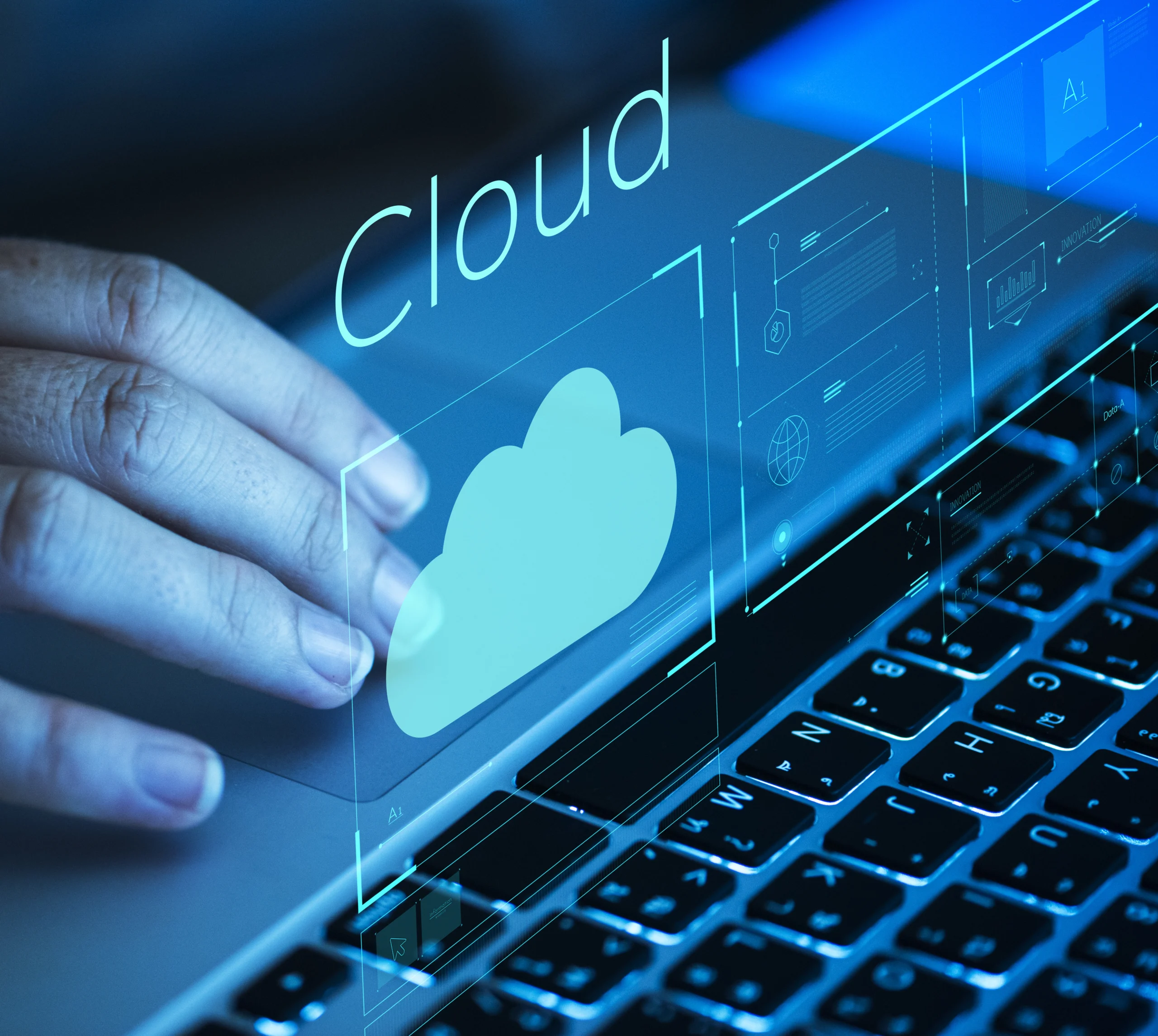 Como imagen destacada para este texto en el que hablamos de los costos de almacenamiento en la nube, tenemos una fotografía ilustrativa de unas manos tocando el teclado de una computadora.
